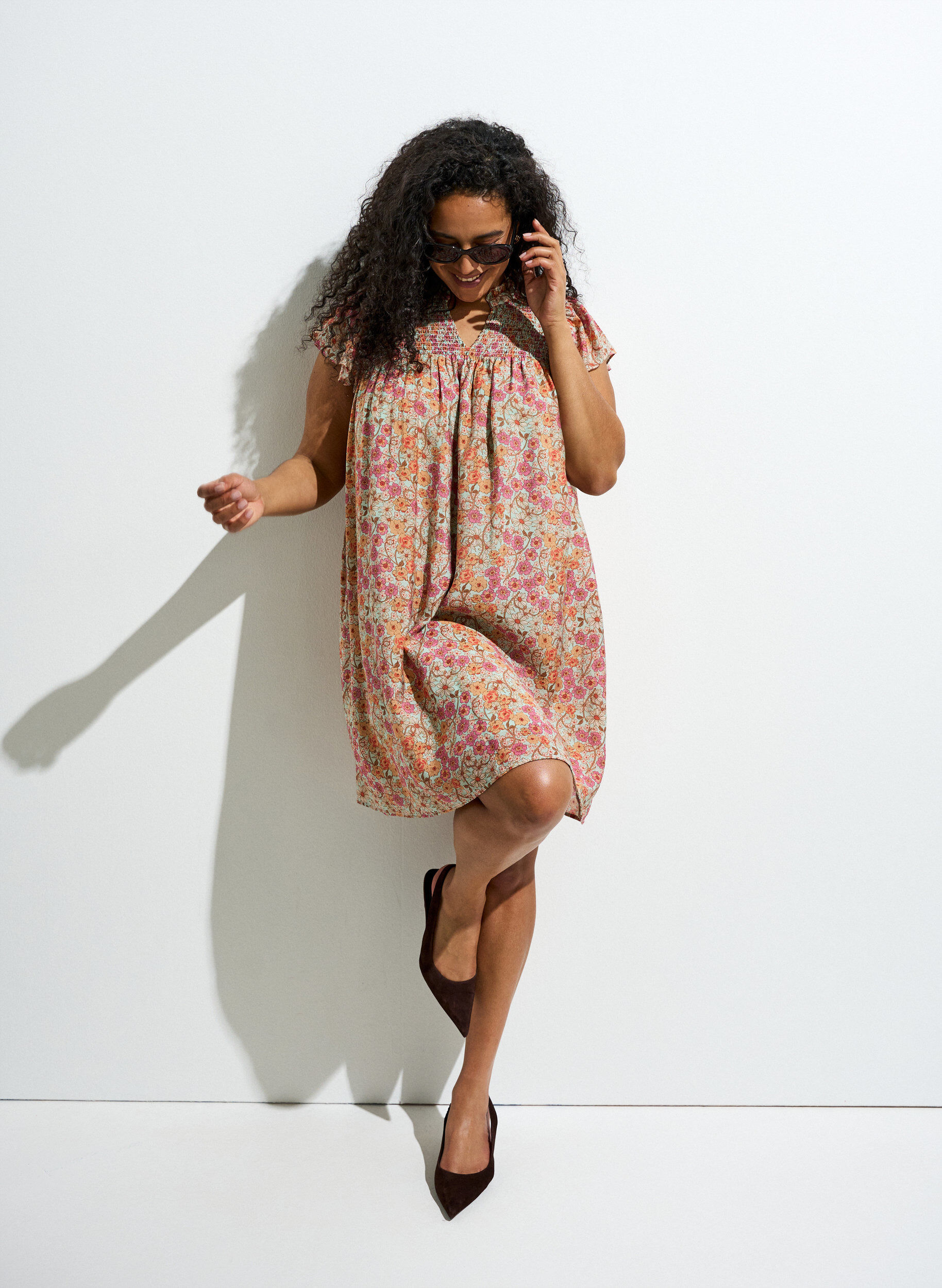 ZizziKurzes Kleid aus Viskose mit Smock und Blumenprint, Orange, Image image number 0