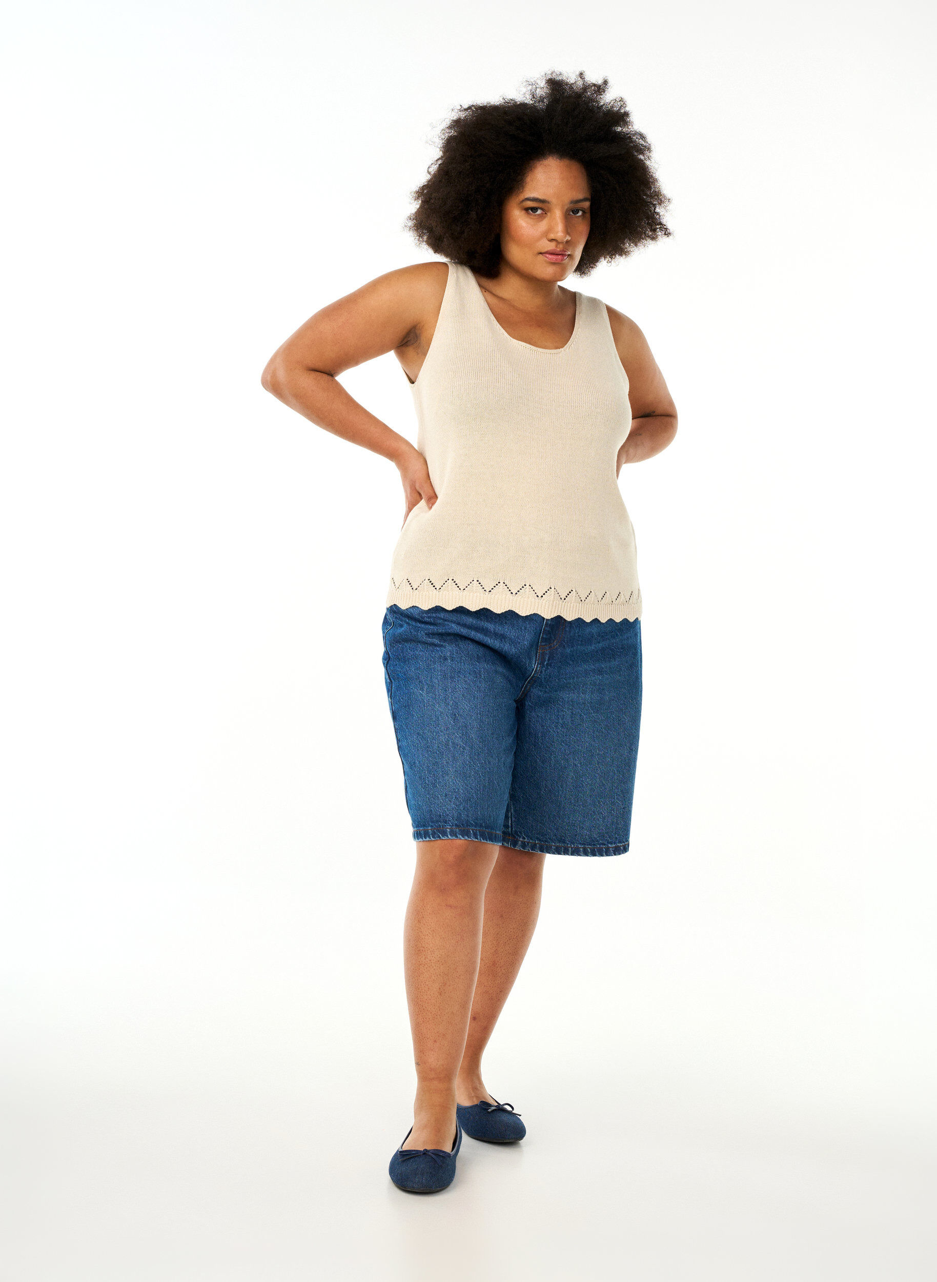 Zizzi&Auml;rmelloses Stricktop mit Muschelkante, Sandshell, Model image number 2