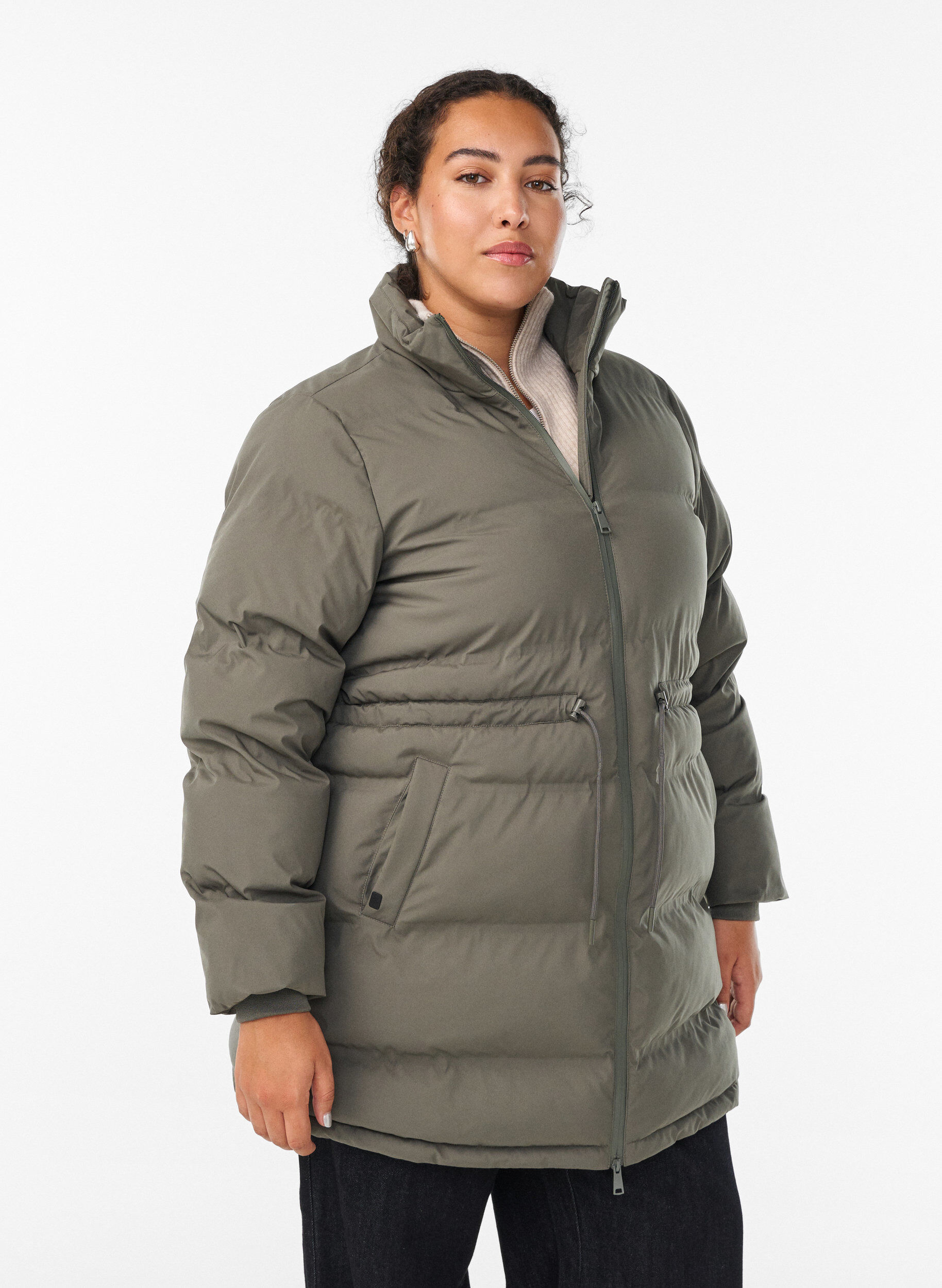 Mittellange Pufferjacke mit verstellbarer Taille, Grau, Model