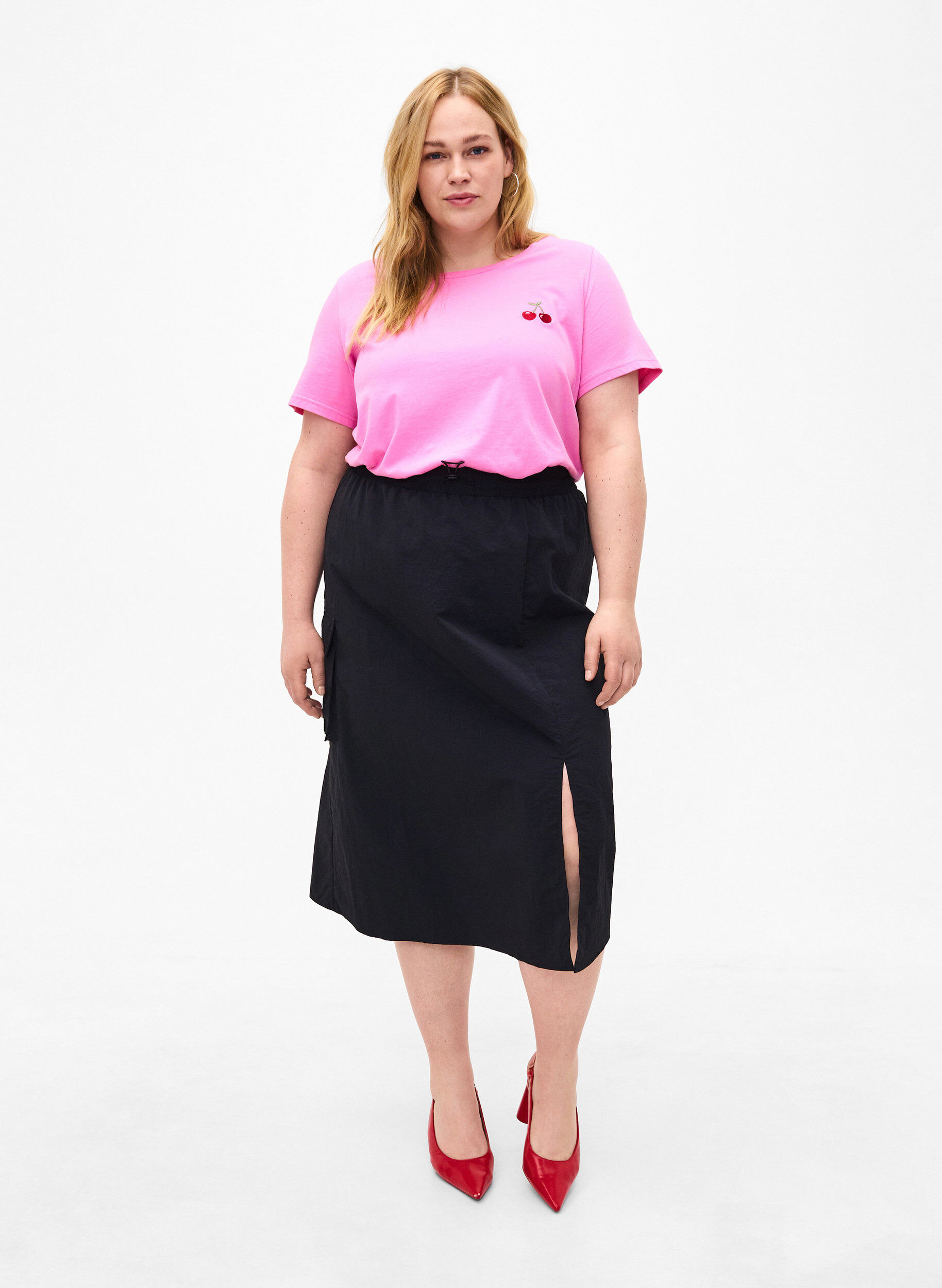 ZizziT-Shirt aus Baumwolle mit aufgestickter Kirsche, Roseb. W. CherryEMB., Model image number 2