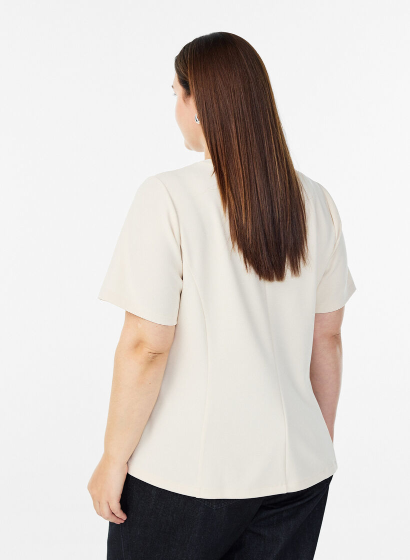 Kurzärmelige Bluse mit formgebenden Abnähern, Beige, Model image number 2