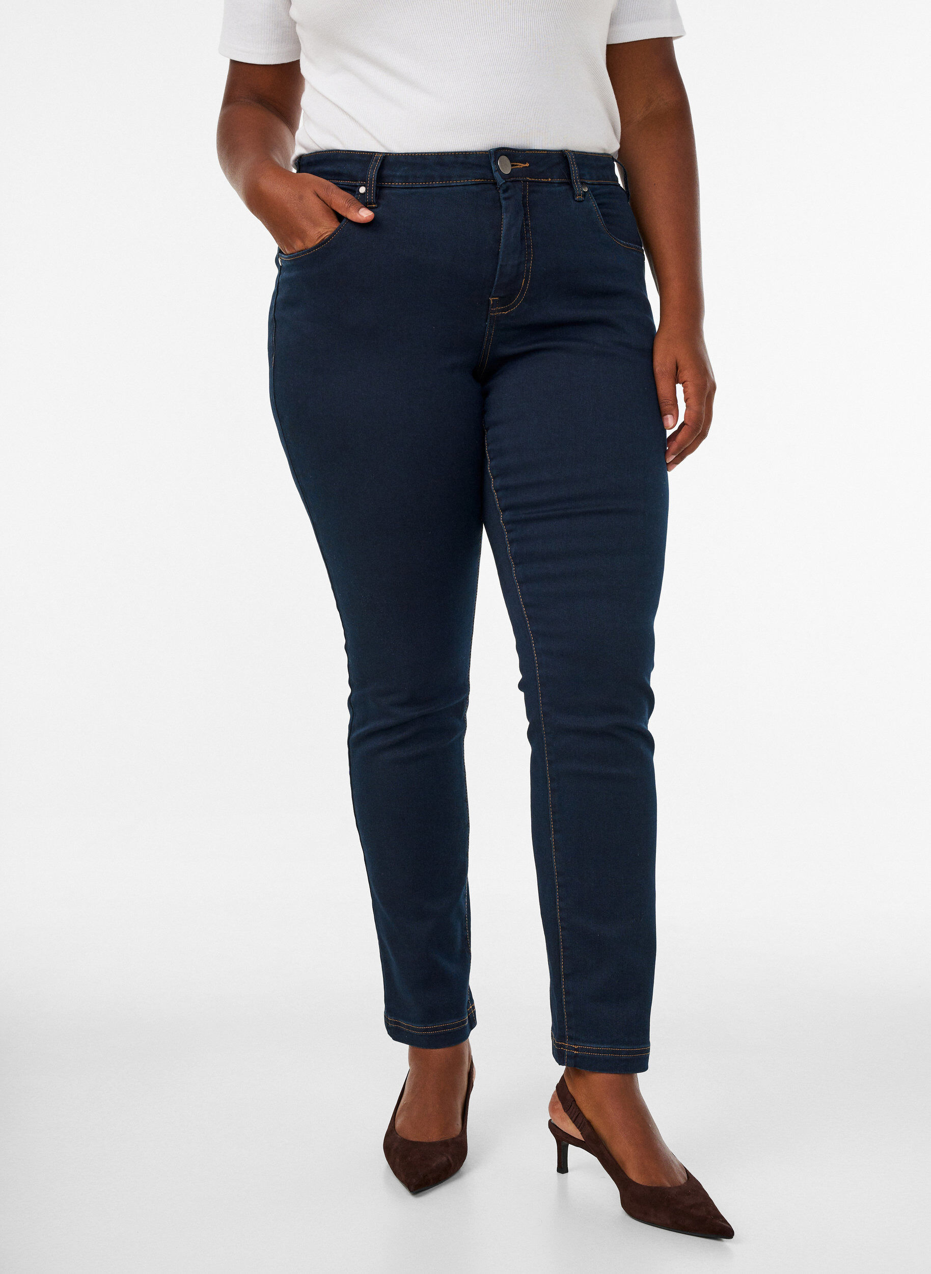 ZizziSlim Fit Emily Jeans mit normaler Taillenh&ouml;he, Blau, Model image number 3