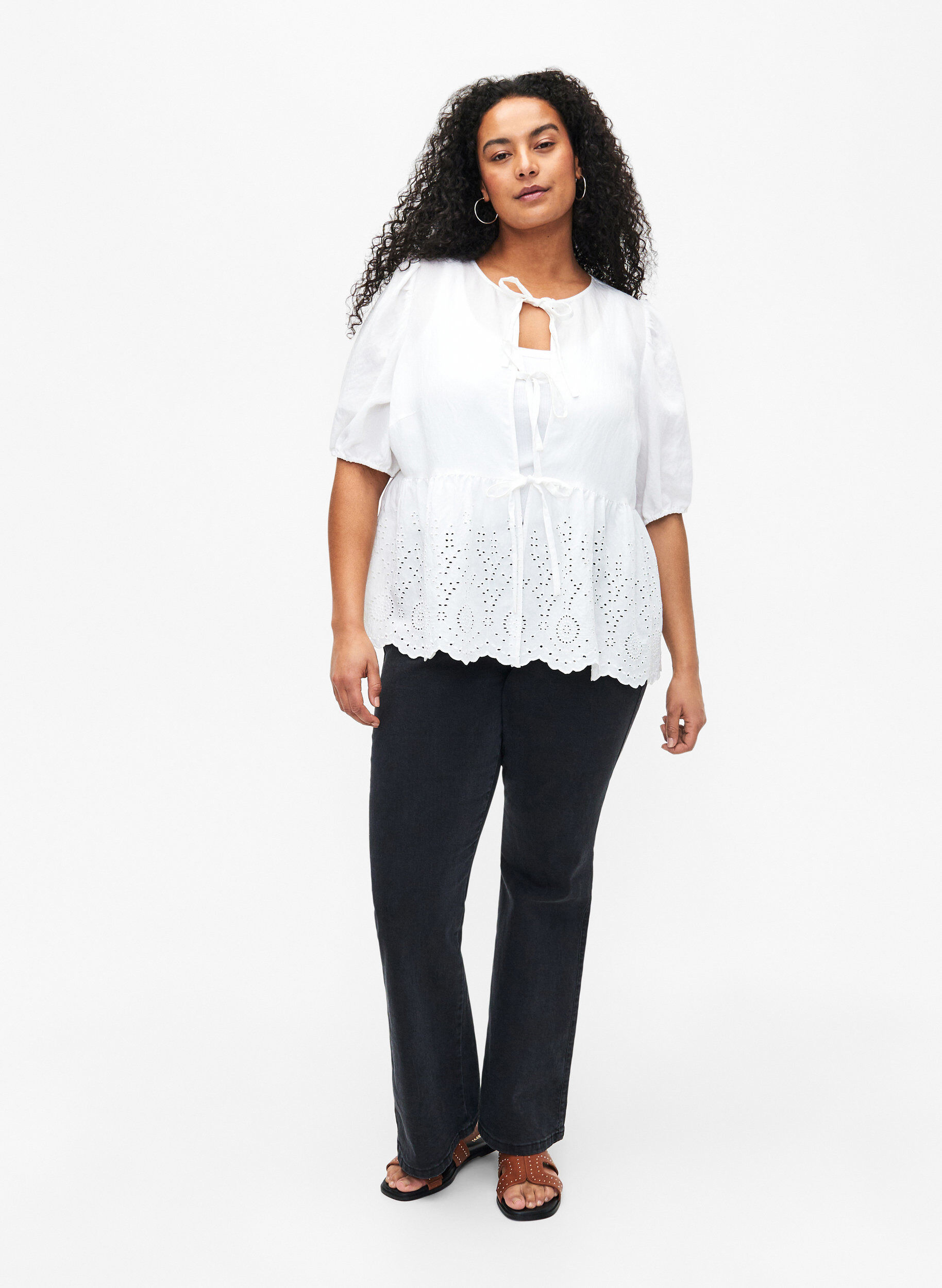 Zizzi Viskosebluse mit Lochstickerei, Bright White, Model image number 3