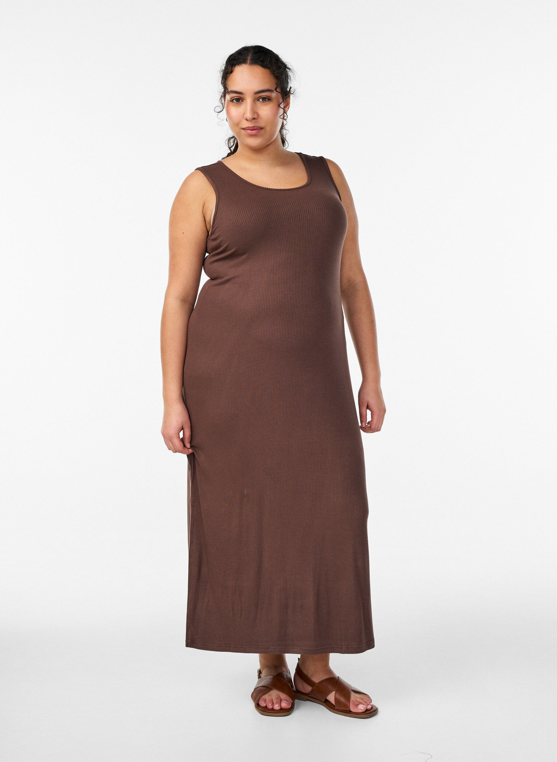 &Auml;rmelloses geripptes Kleid aus Viskose, Braun, Model