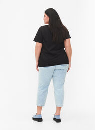 Cropped Mille Mom Jeans mit Print, Light blue denim, Model