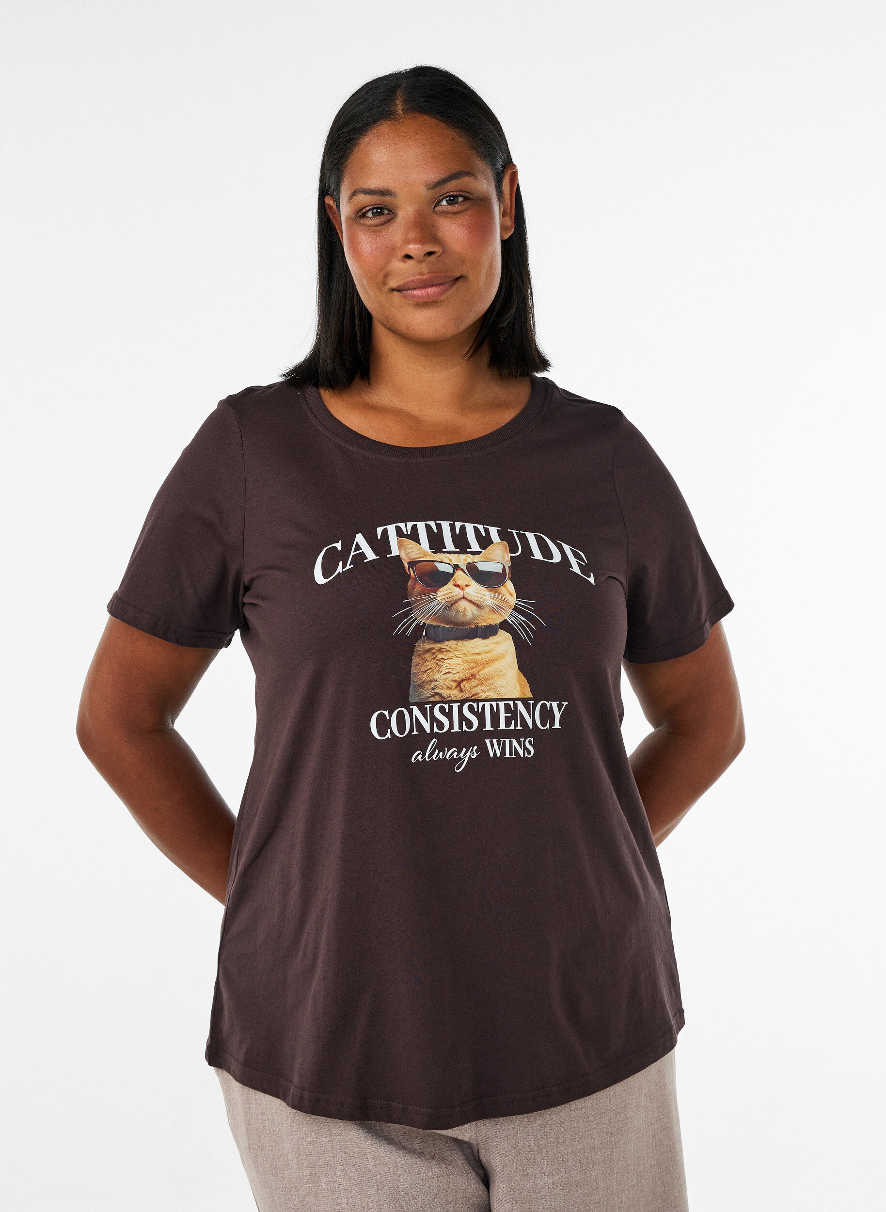 T-Shirt aus Baumwolle mit Frontprint, Braun, Model