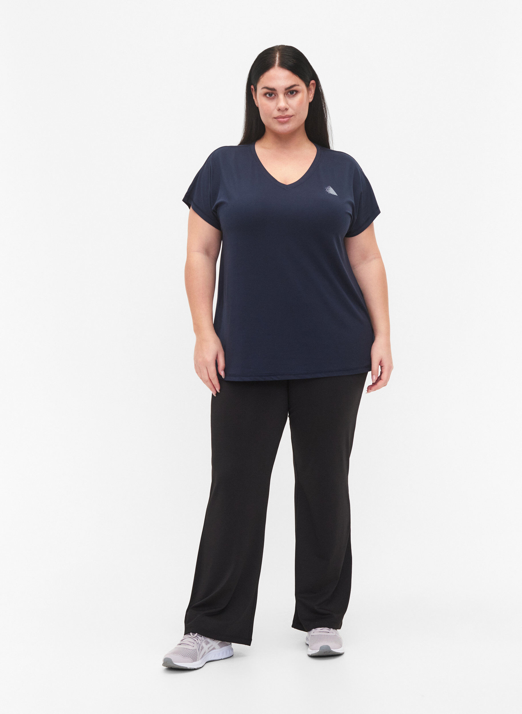 ZizziLocker sitzendes Trainings-T-Shirt mit V-Ausschnitt, Blau, Model image number 1