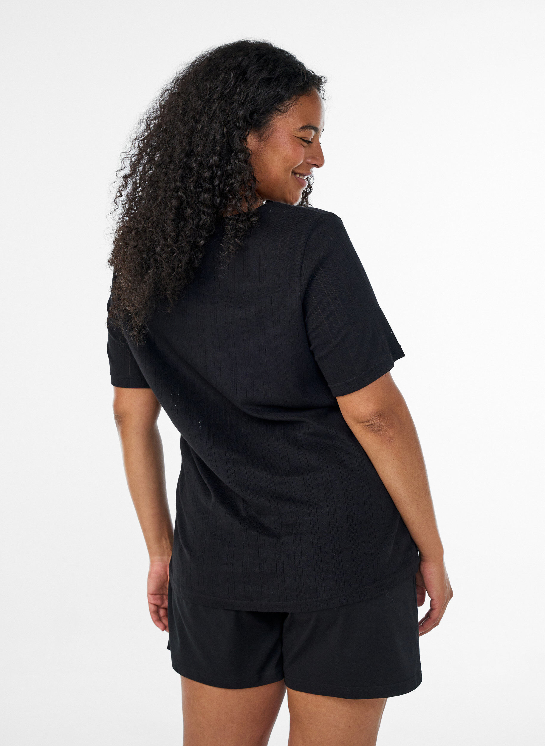ZizziSchlaf-Top aus Bio-Baumwolle mit Lochstickerei, Schwarz, Model image number 2