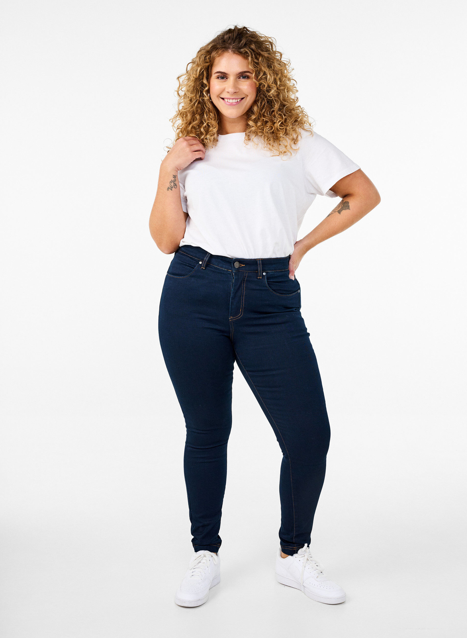 Super Slim Amy Jeans mit hoher Taille, Unwashed, Model