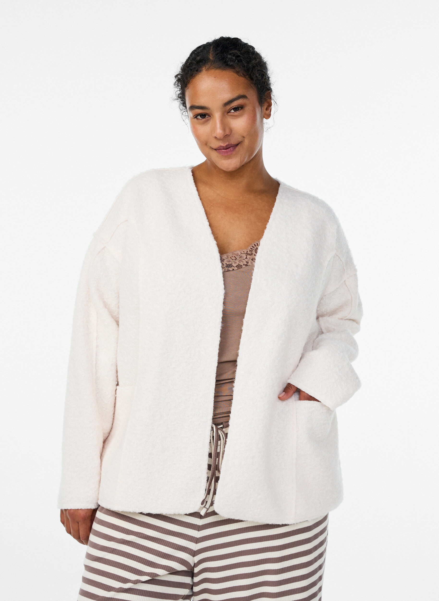 Lockere Strickjacke mit Taschen, Vanille, Model
