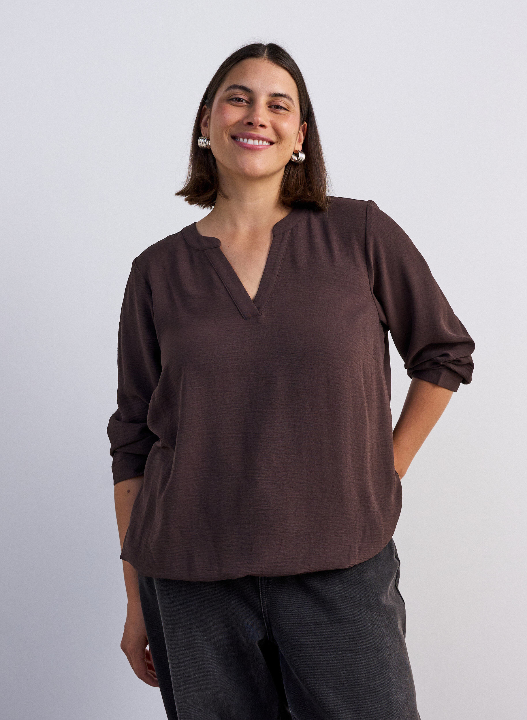 Bluse in Ballon-Silhouette mit V-Ausschnitt, Braun, Model