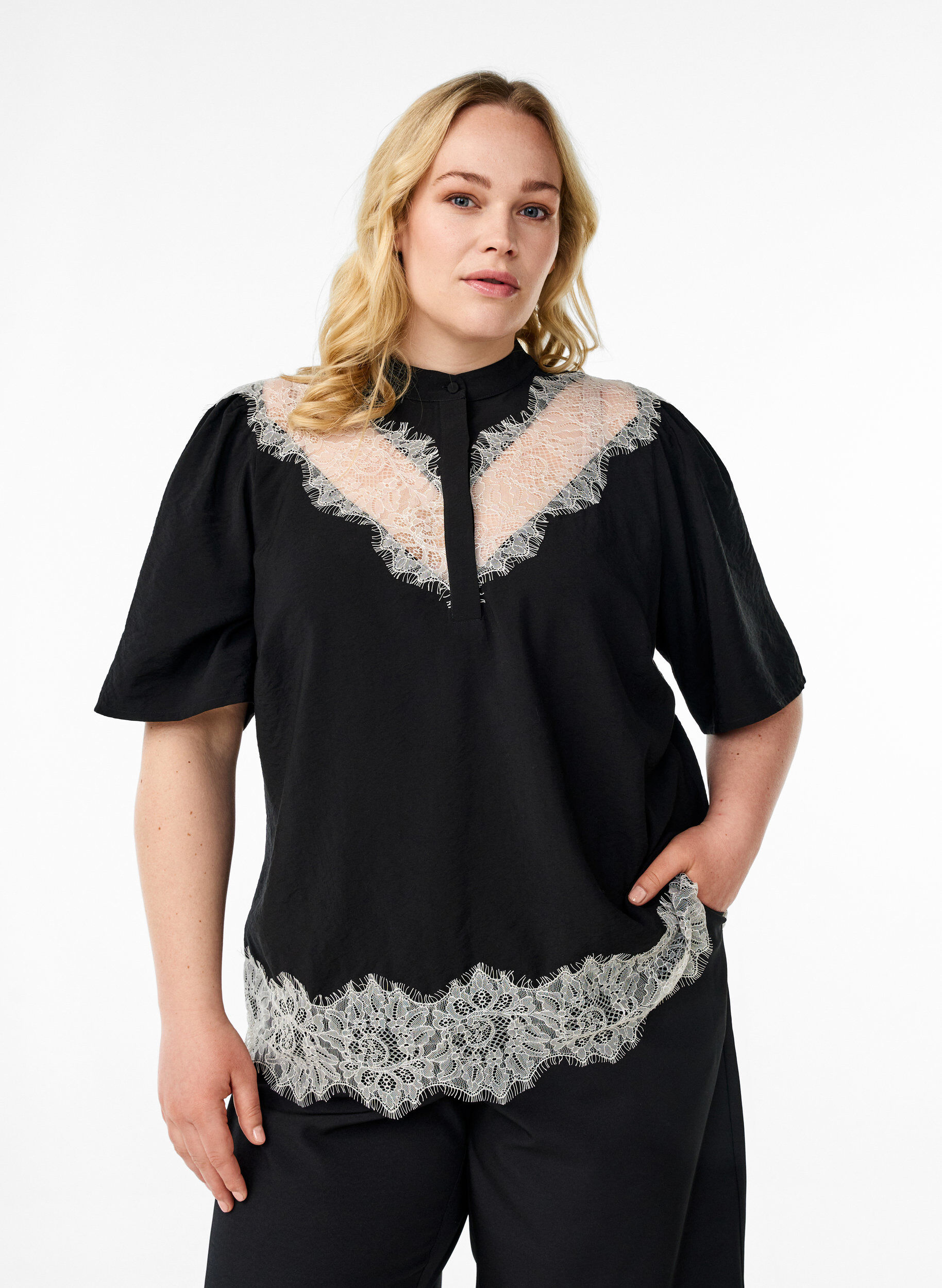 Kurz&auml;rmeliges Bluse mit Spitzendetails, Schwarz, Model