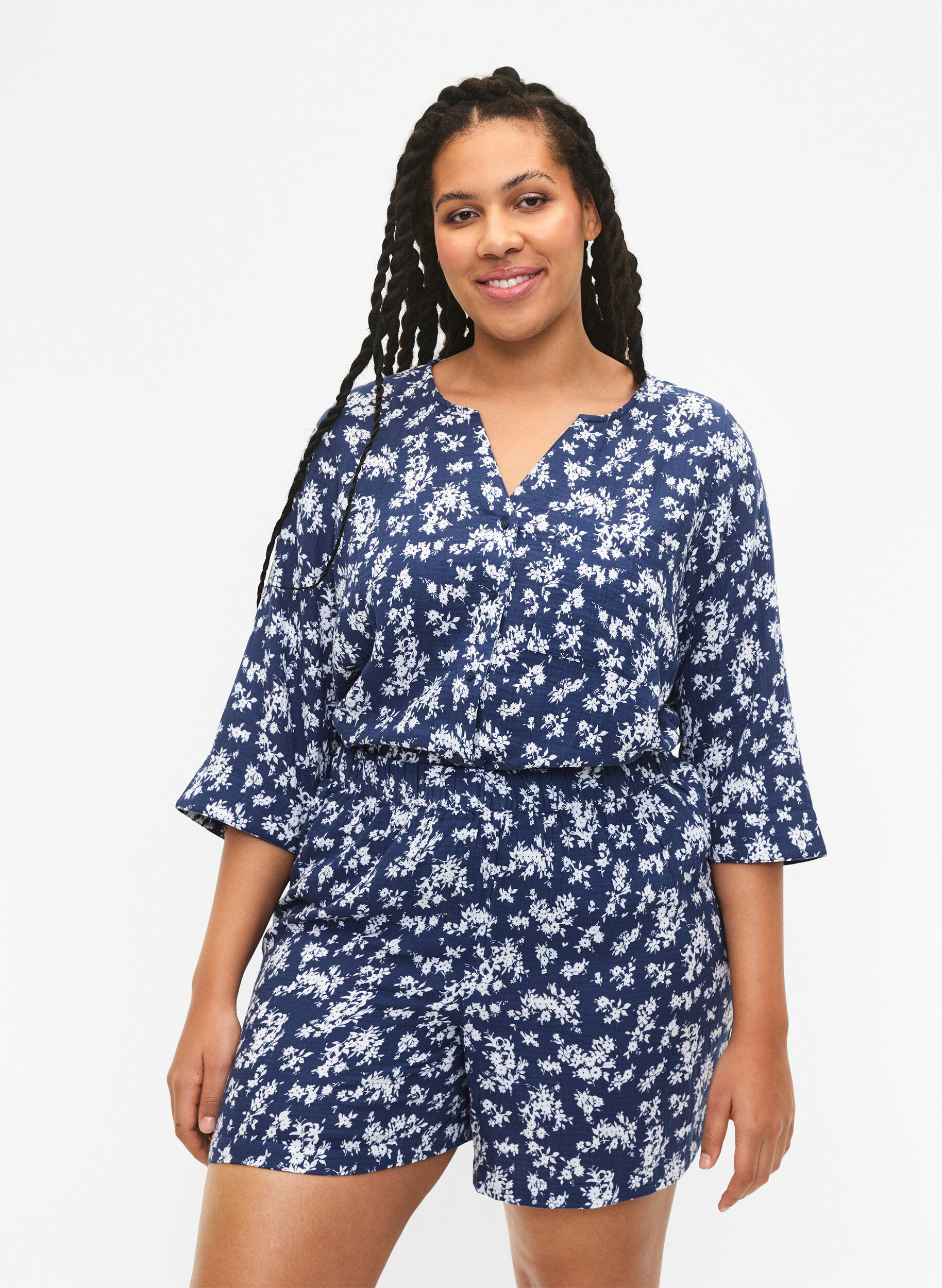 ZizziFlorale Pyjamashorts aus Baumwolle, V. Indigo Flower AOP, Model image number 0