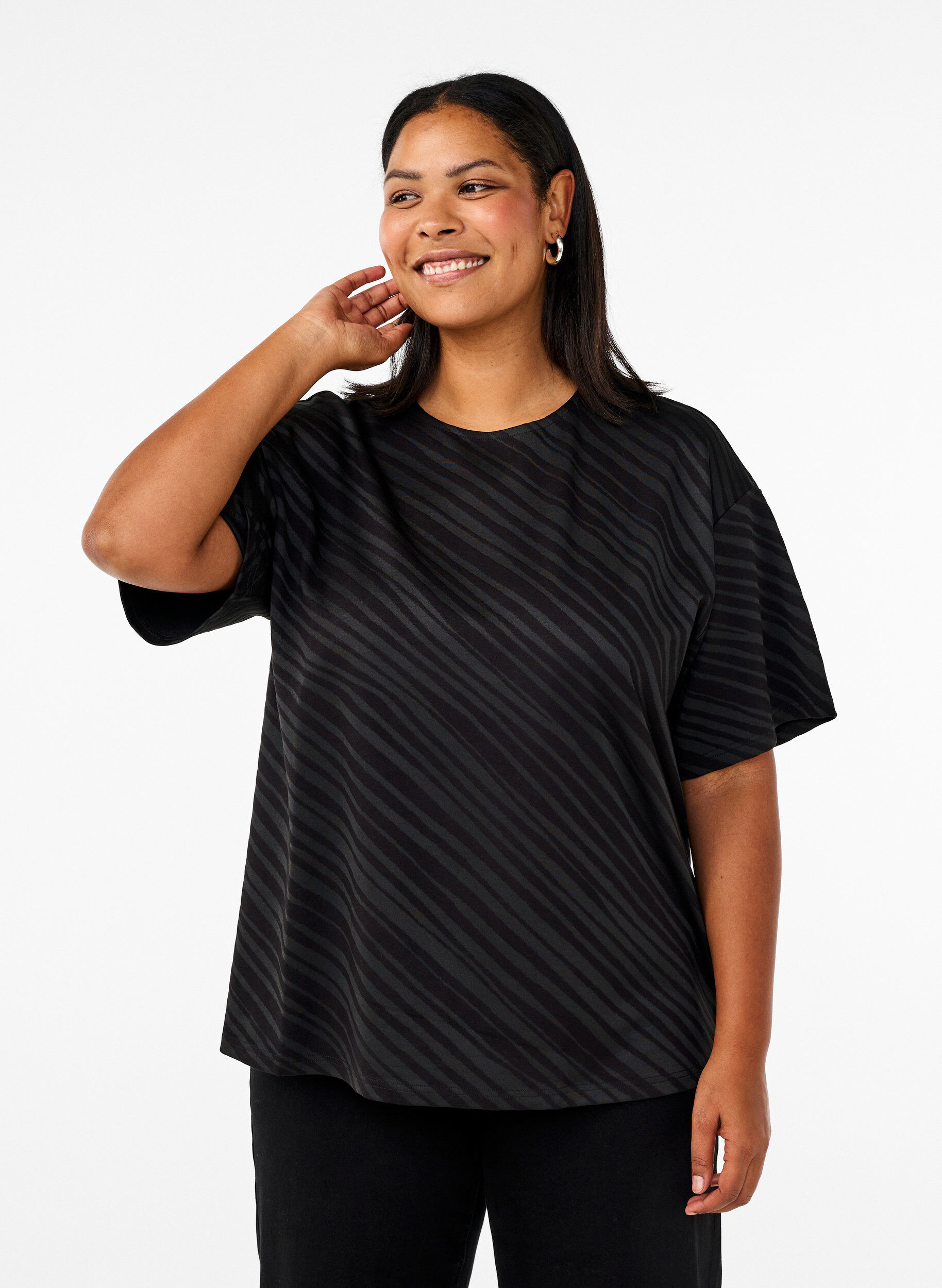 Oversize-Bluse mit Muster, Schwarz, Model