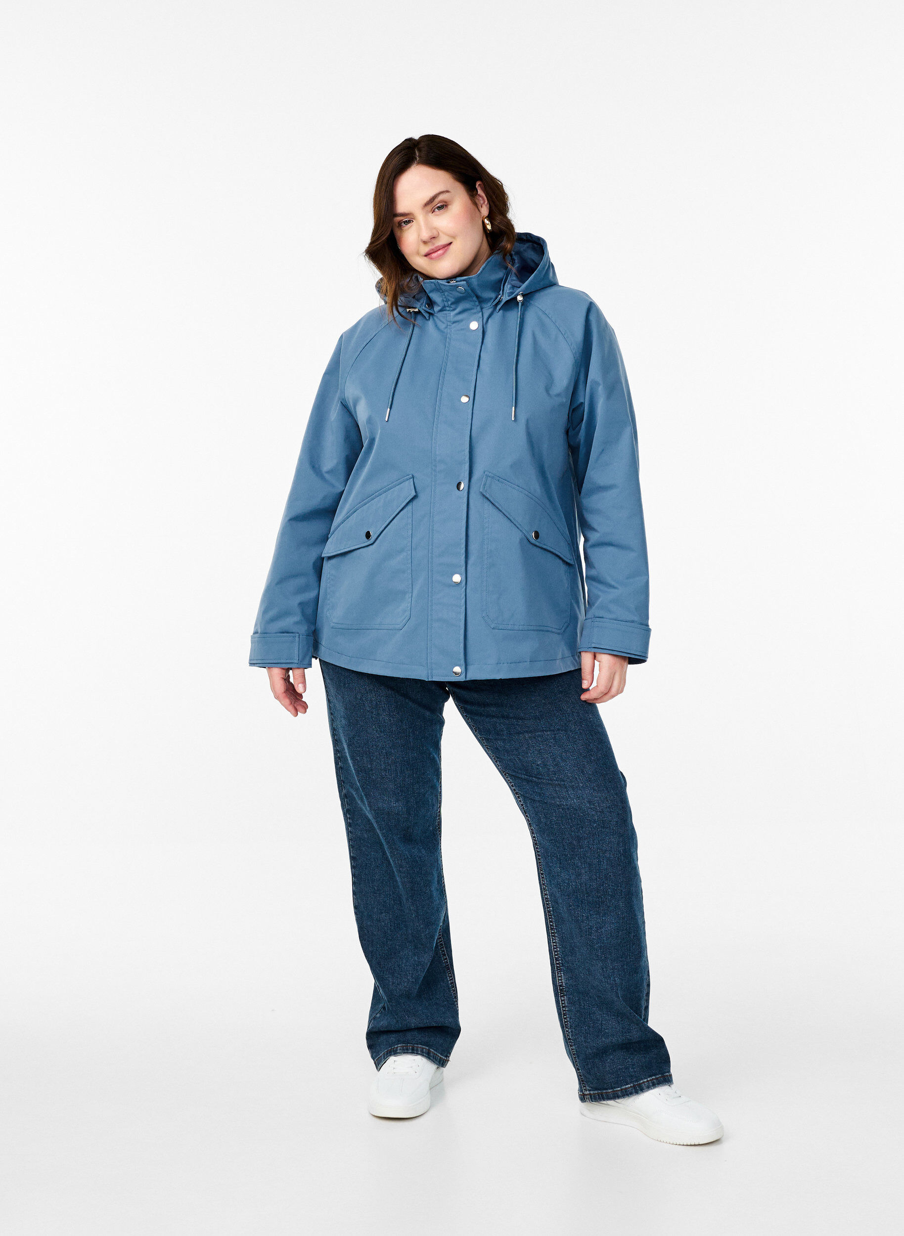 ZizziKurze Fr&uuml;hlingsjacke mit abnehmbarer Kapuze, Blau, Model image number 1