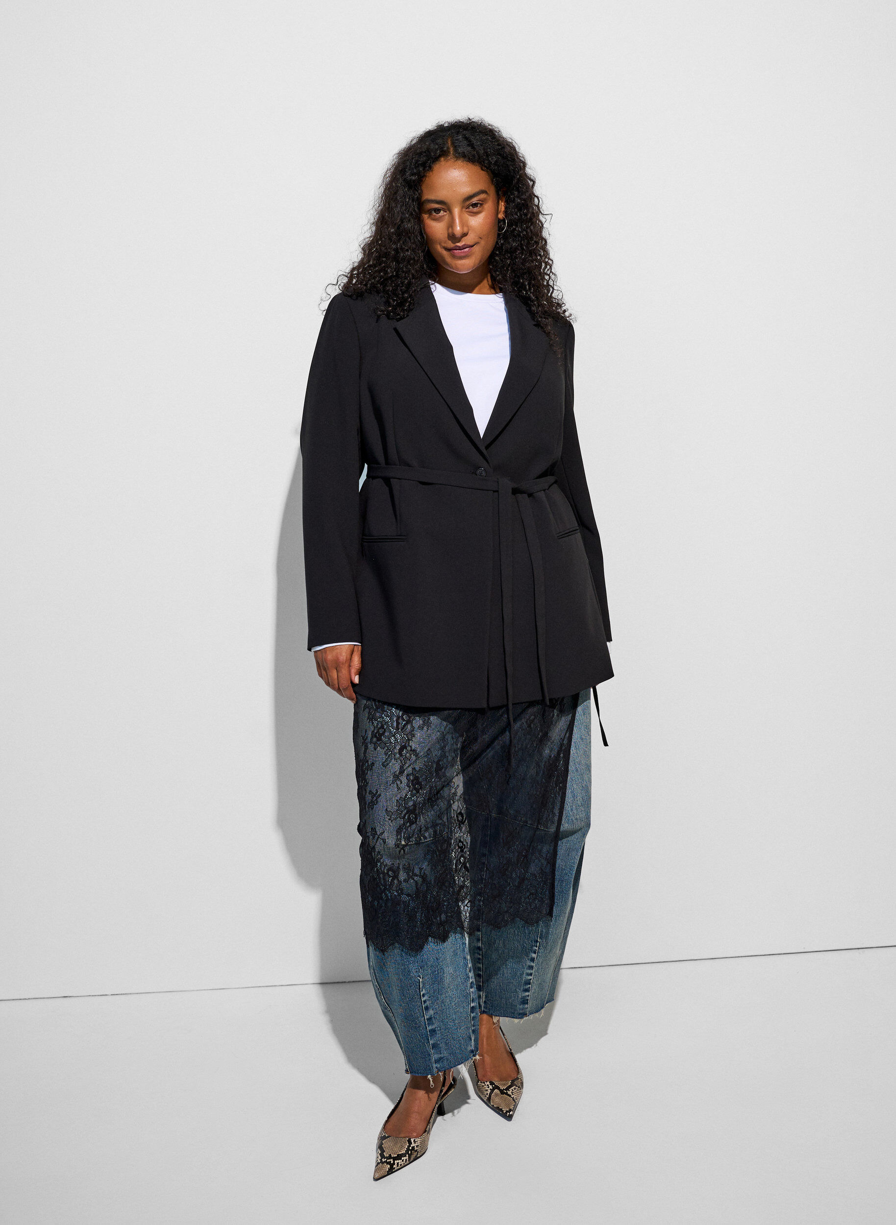 Blazer mit abnehmbarem Bindeg&uuml;rtel, Schwarz, Model