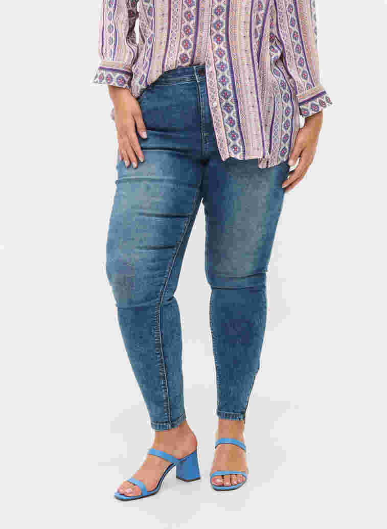 Cropped Amy Jeans mit Reißverschluss, Blue denim, Model image number 4
