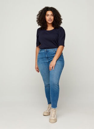Cropped Amy Jeans mit Fransensaum, Blue denim, Model image number 2