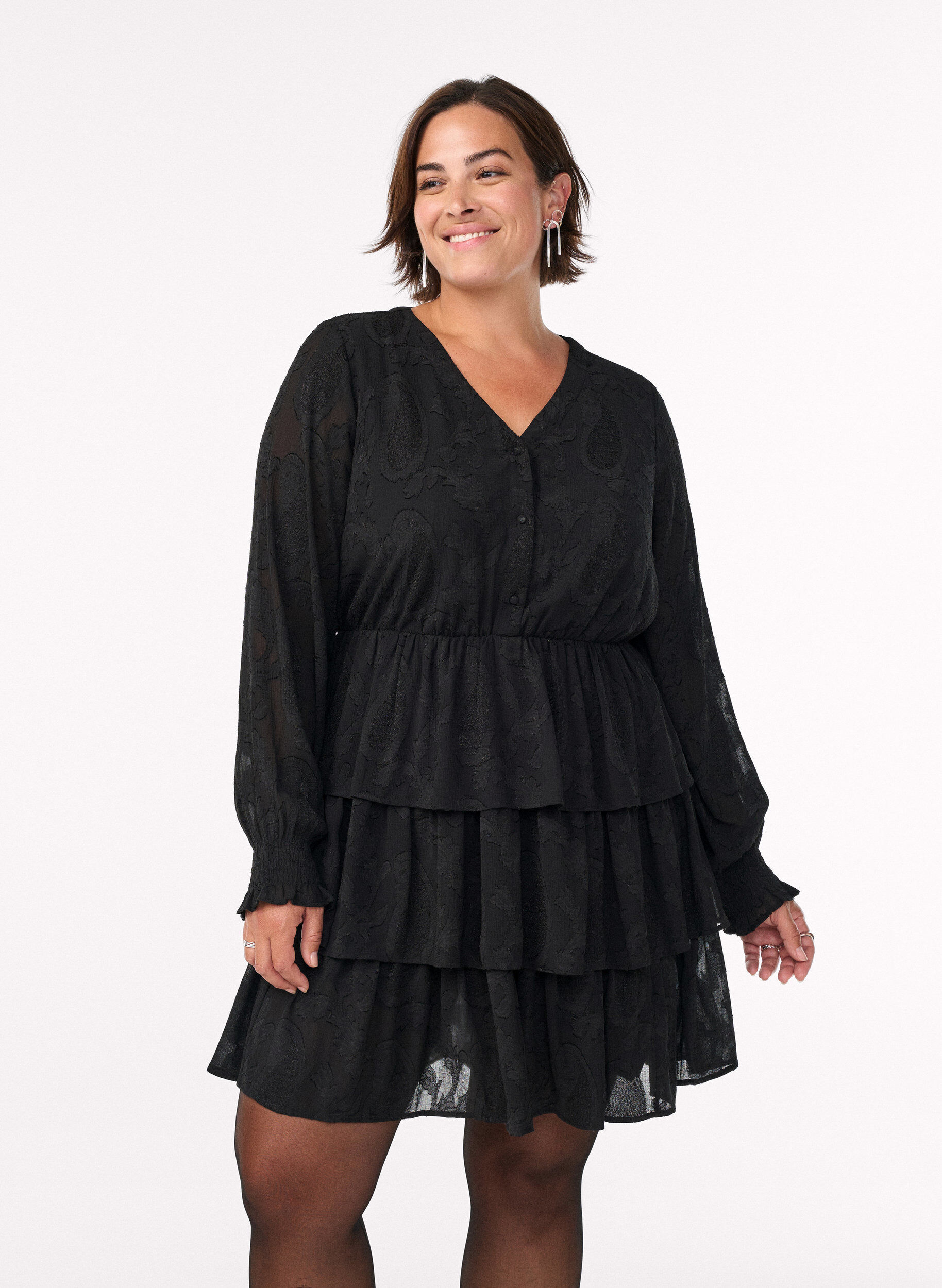 Kurzes Kleid mit R&uuml;schen und Strukturmuster, Schwarz, Model
