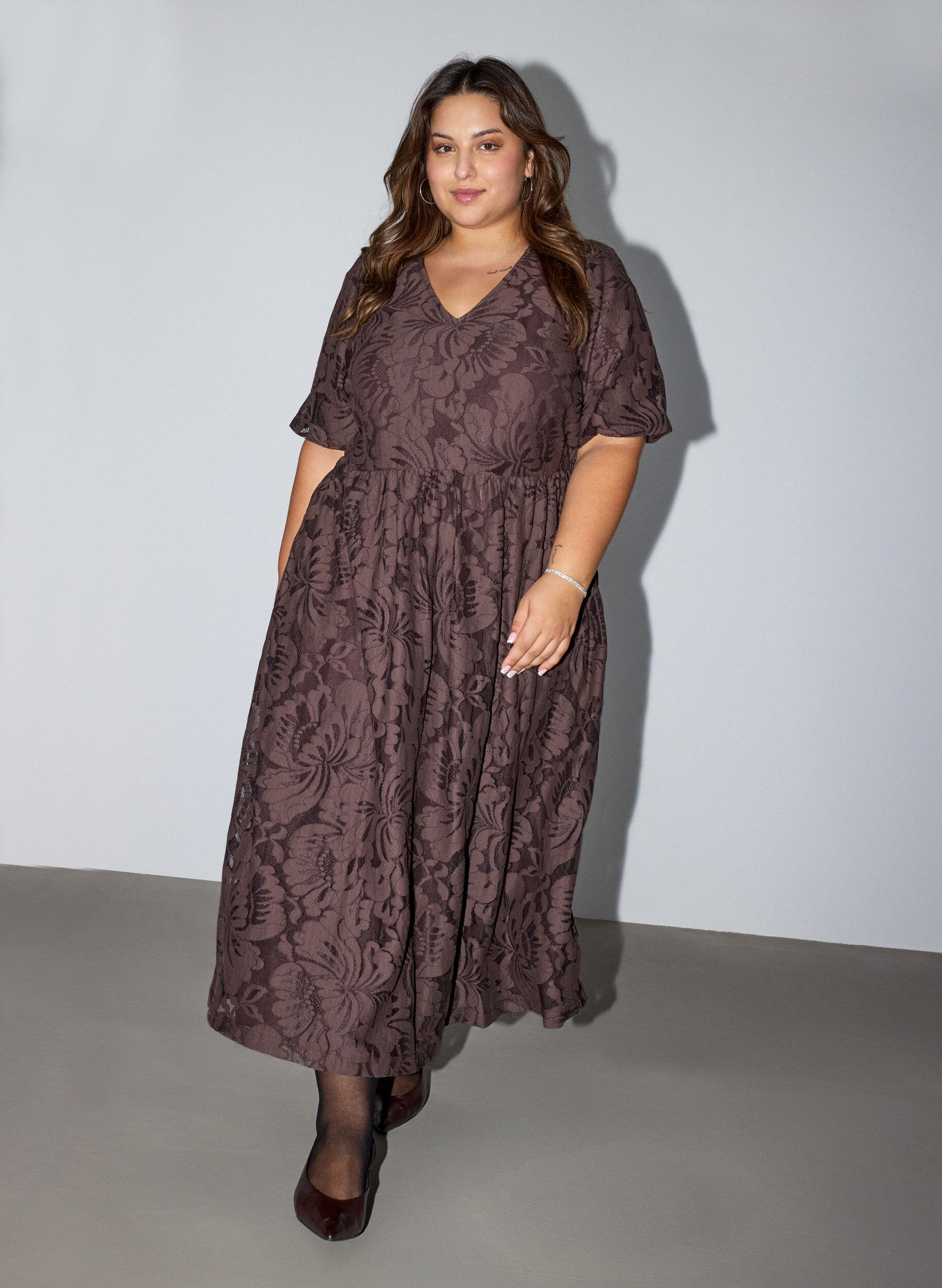 ZizziMidikleid aus gebl&uuml;mtem Jacquard, Braun, Model image number 0
