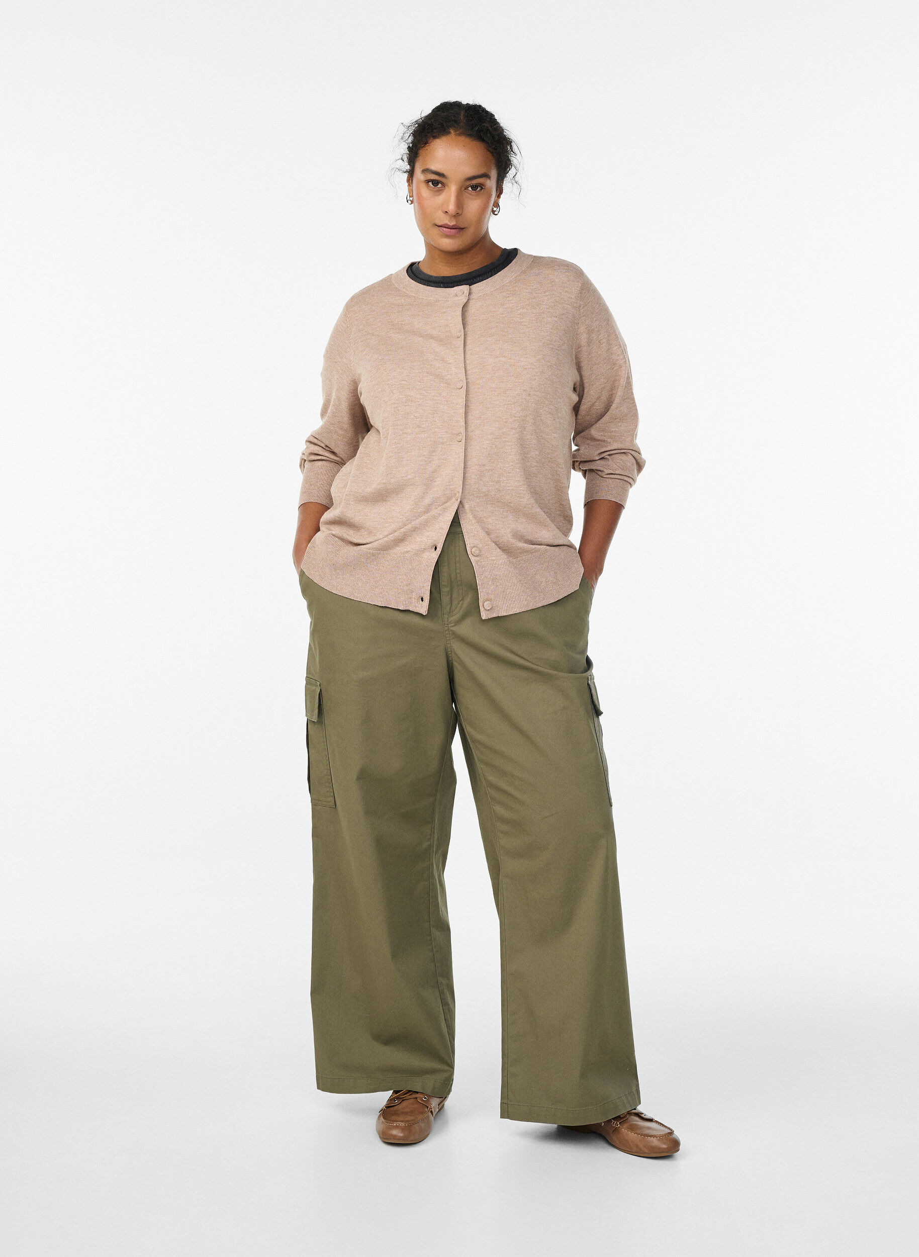 ZizziStrickjacke mit Rundhalsausschnitt und stoffbezogenen Kn&ouml;pfen, Beige, Model image number 1