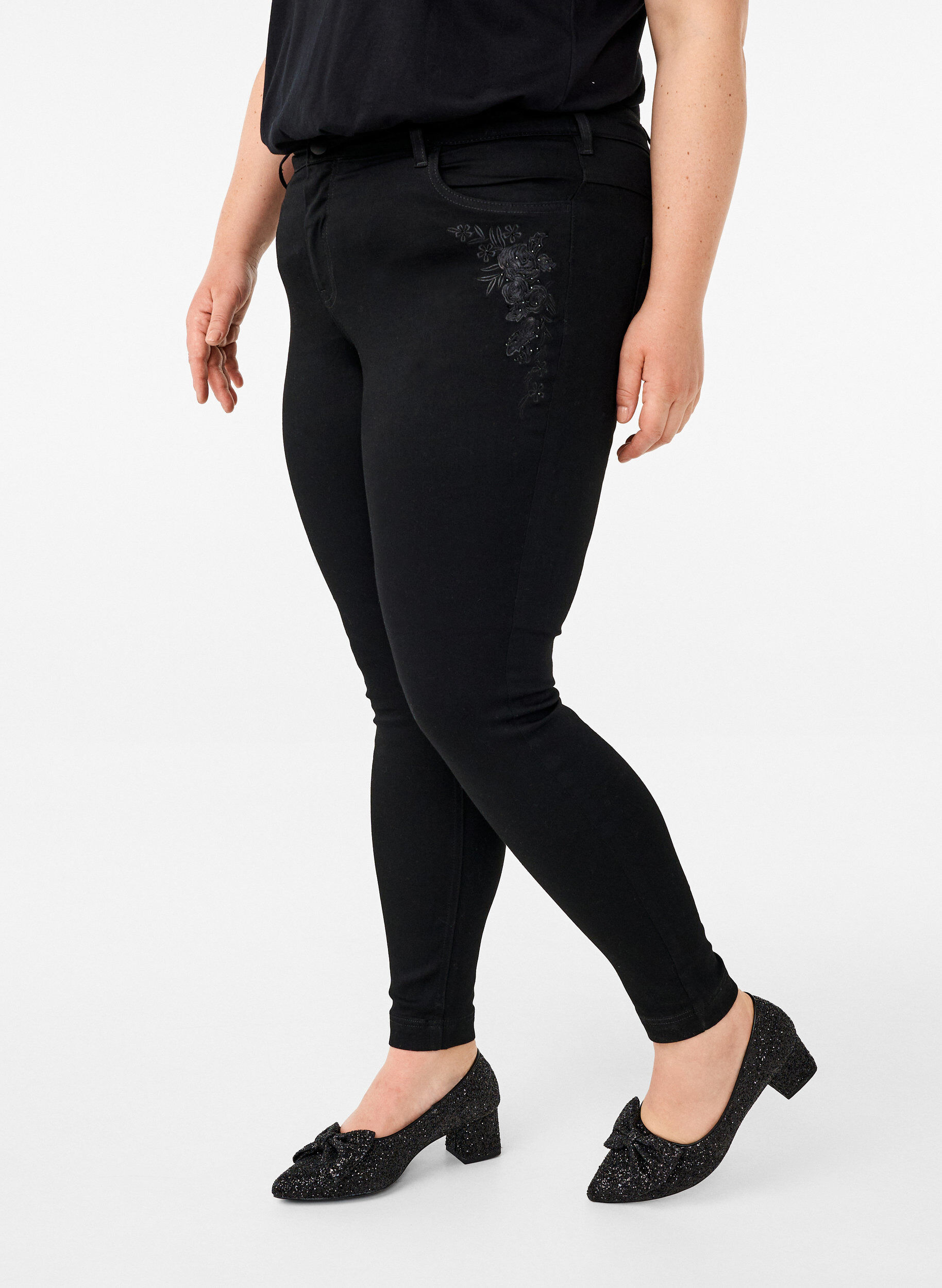 ZizziSuper Slim Amy Jeans mit aufgestickten Details, Black, Model image number 2