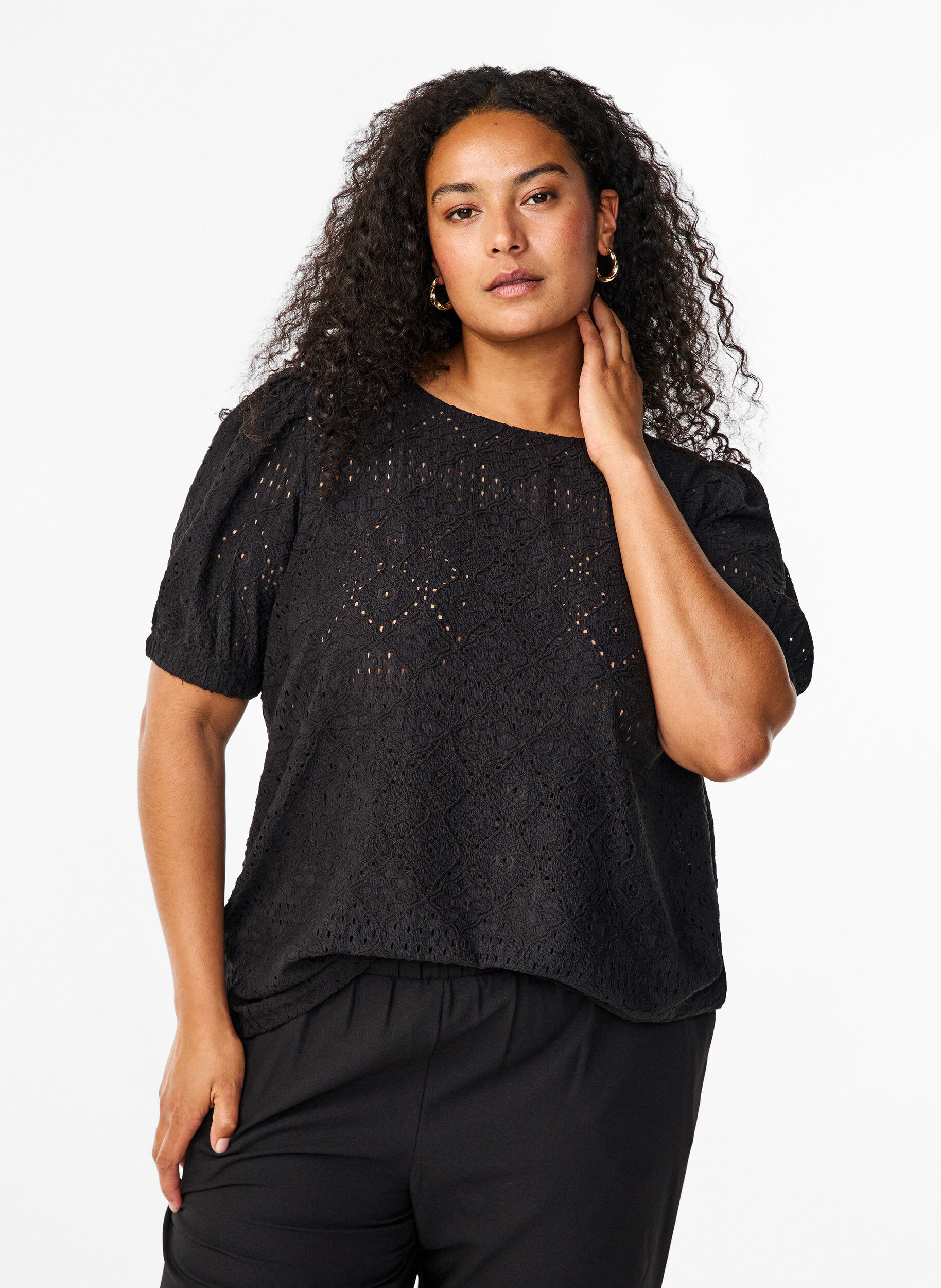 Zizzi Kurz&auml;rmelige Bluse mit Lochmuster, Black, Model image number 0