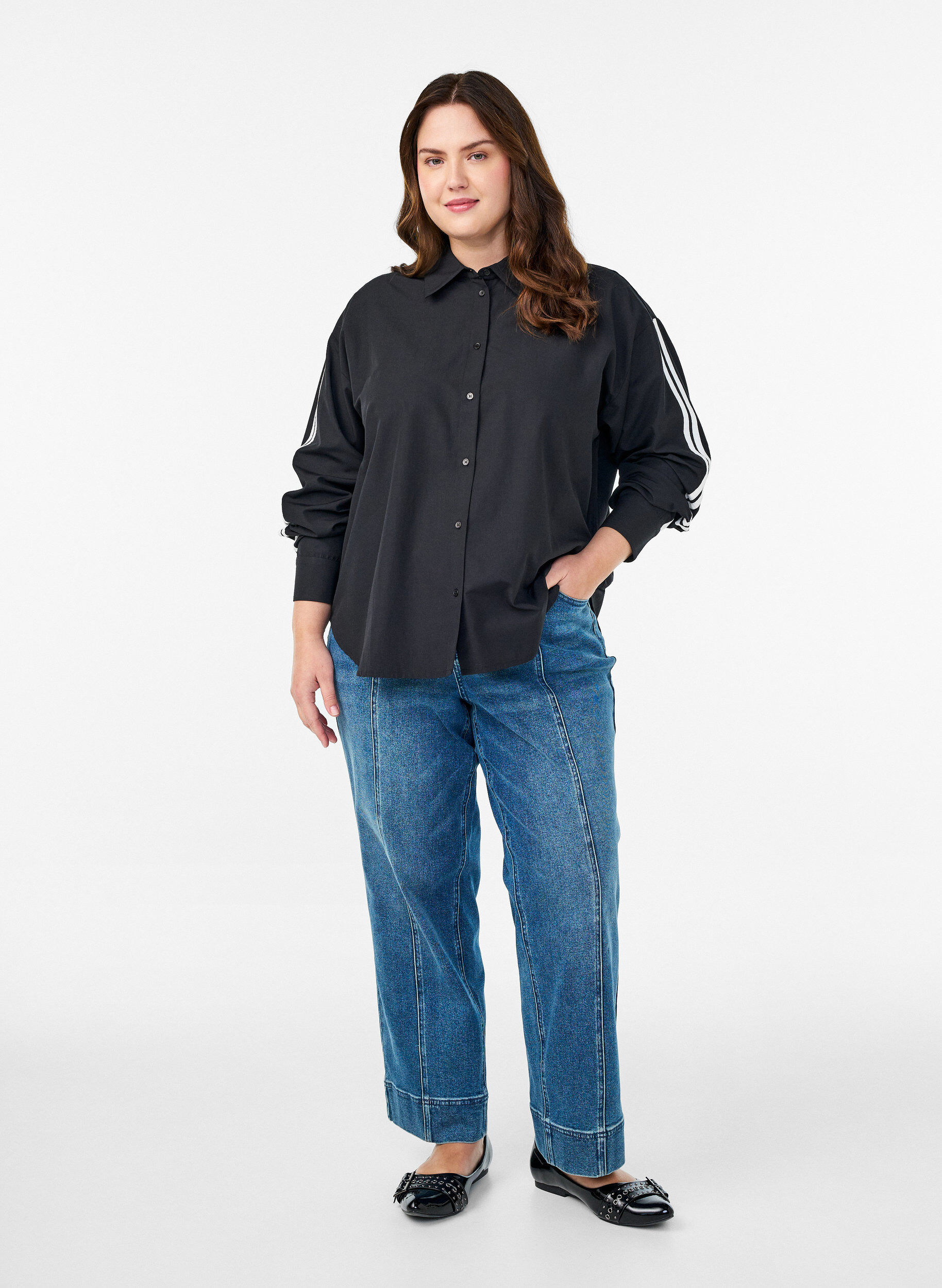 ZizziLockere Bluse mit sportlichen Streifen auf den &Auml;rmeln, Schwarz, Model image number 1