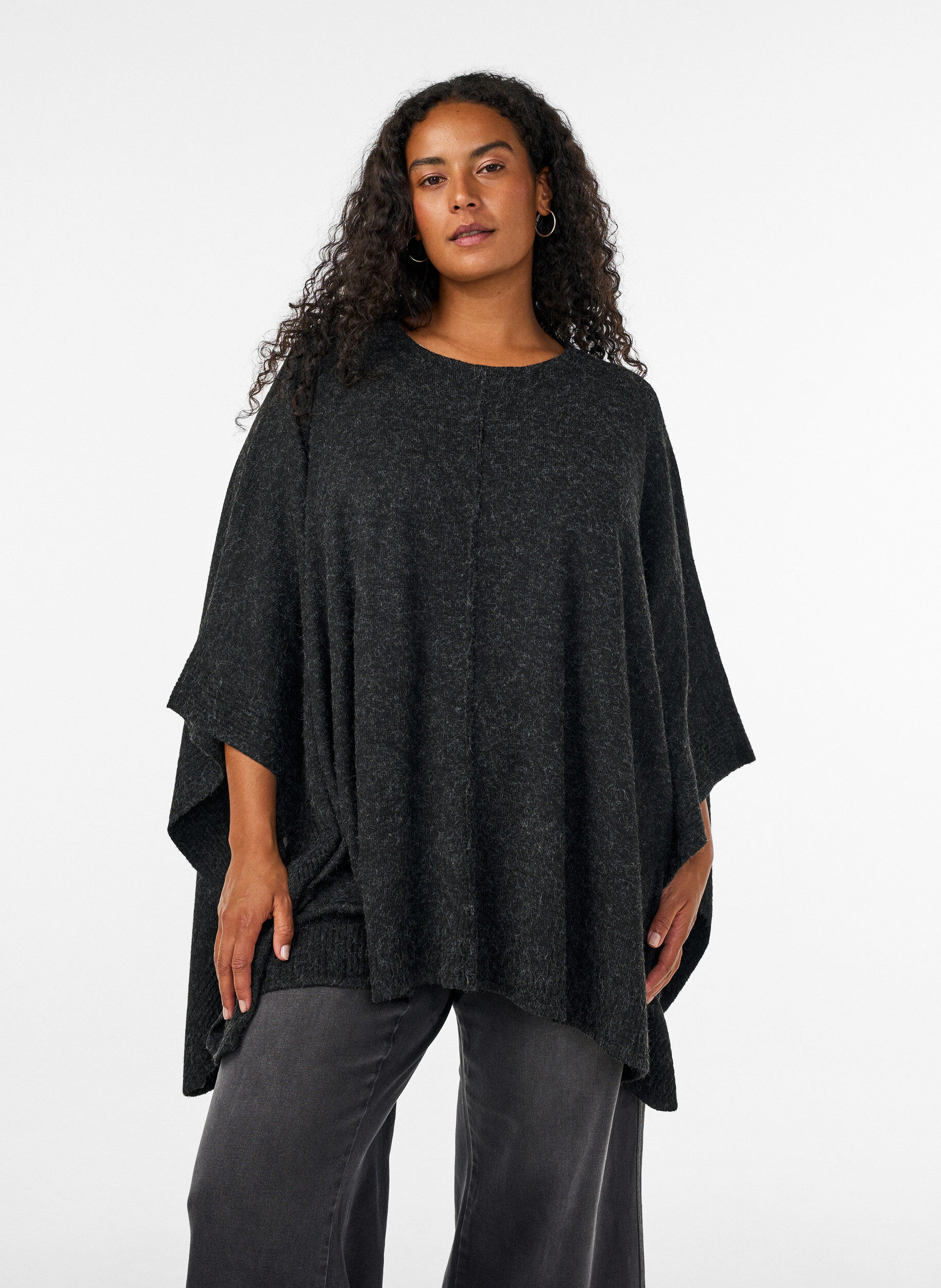 Strickponcho mit Rundhalsausschnitt, Grau, Model