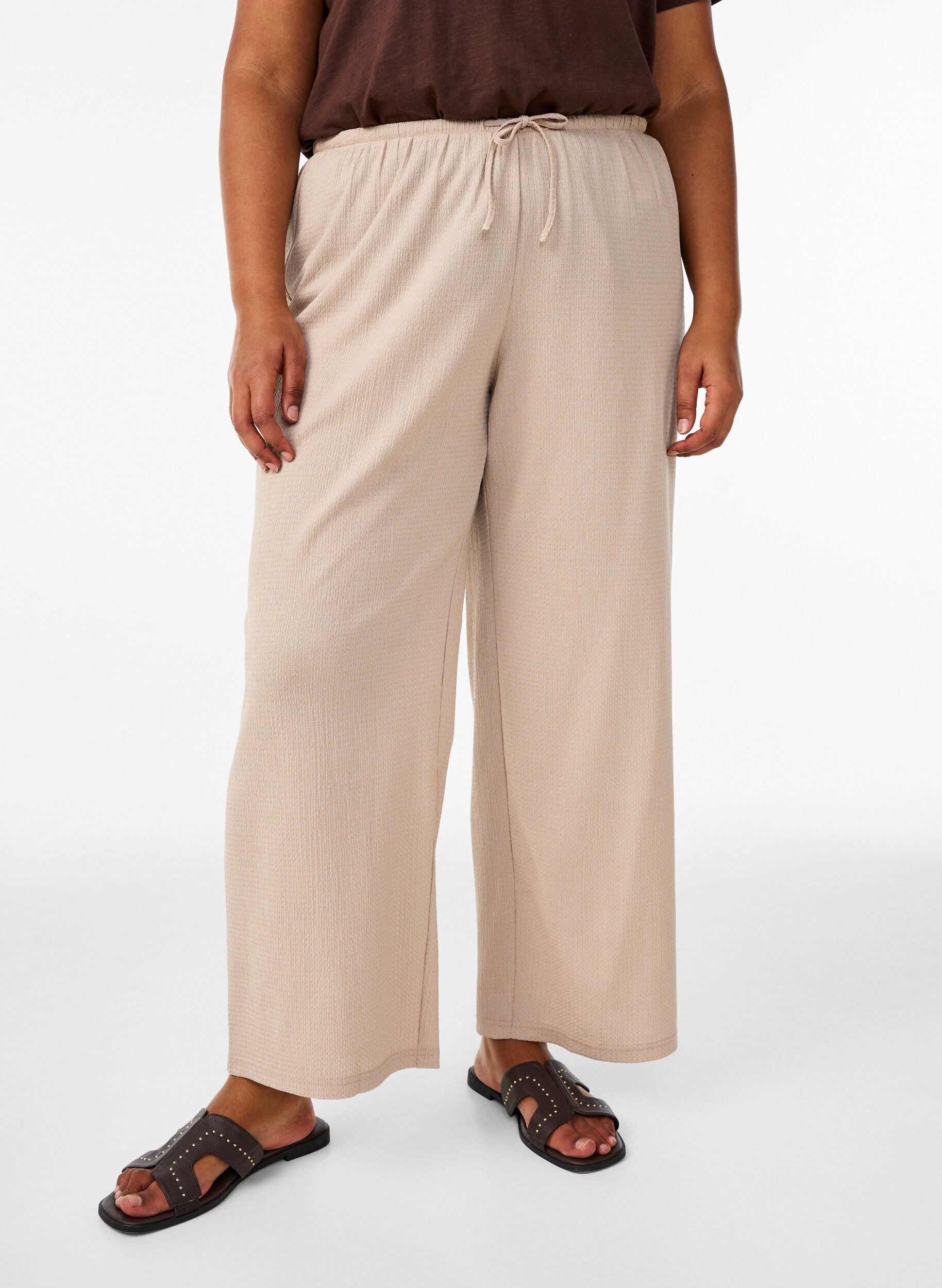 ZizziHose mit weitem Bein aus einem leichten strukturierten Stoff, Beige, Model image number 2