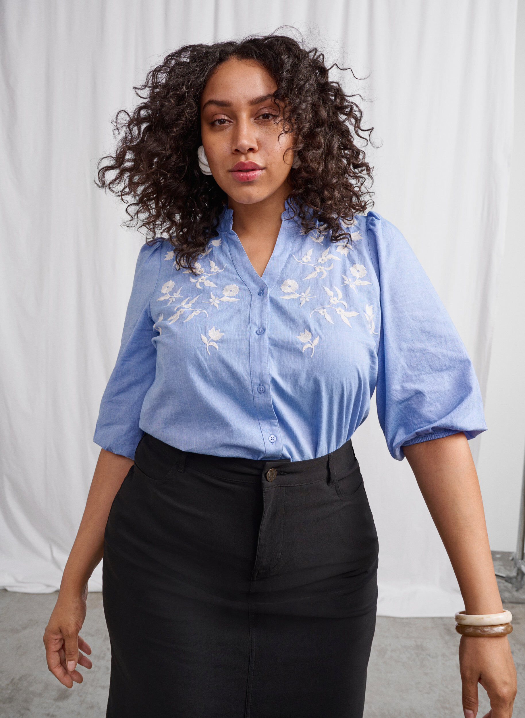 ZizziHemdbluse aus Baumwolle mit aufgestickten Blumen, Vista Bl. W. White, Image image number 1