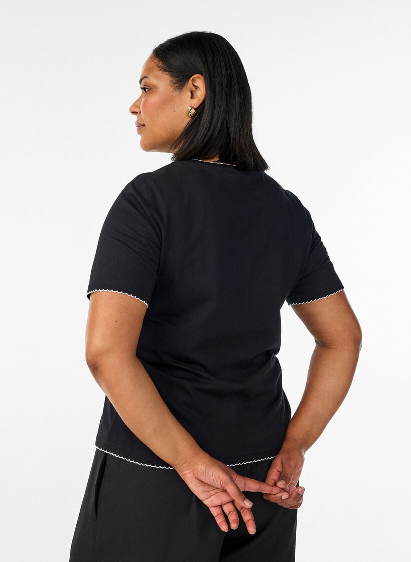 T-Shirt aus Baumwolle mit gewellten Kontrastkanten, Schwarz, Model image number 2