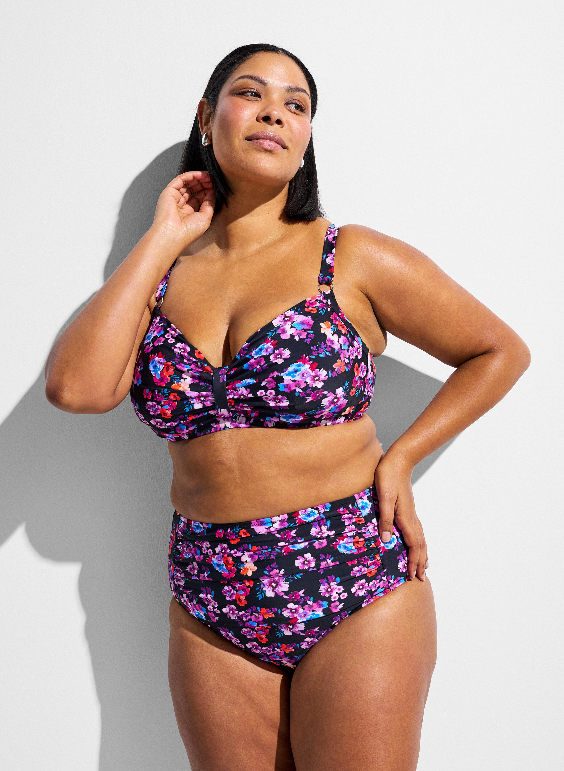 Hoch taillierte Bikinihosen mit Muster, Lila, Model