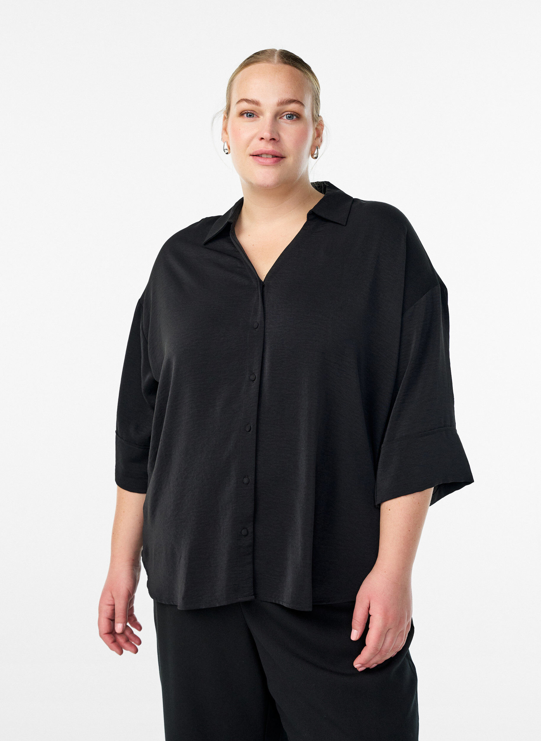 Lockere Bluse mit V-Ausschnitt und 3/4-&Auml;rmeln, Schwarz, Model
