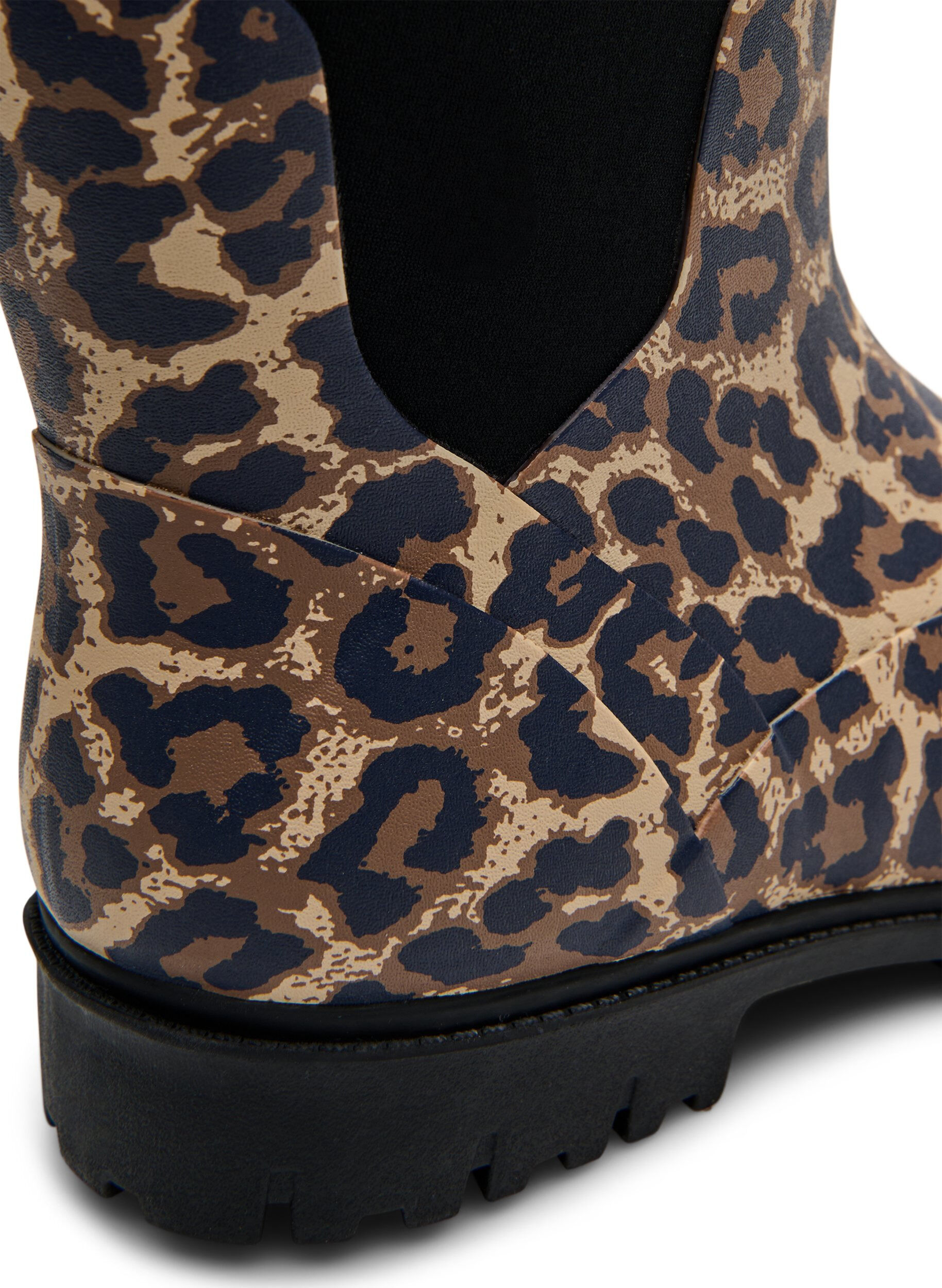 ZizziKurze Stiefel mit weitem Schaft aus elastischem Neopren, Leopard AOP, Packshot image number 4