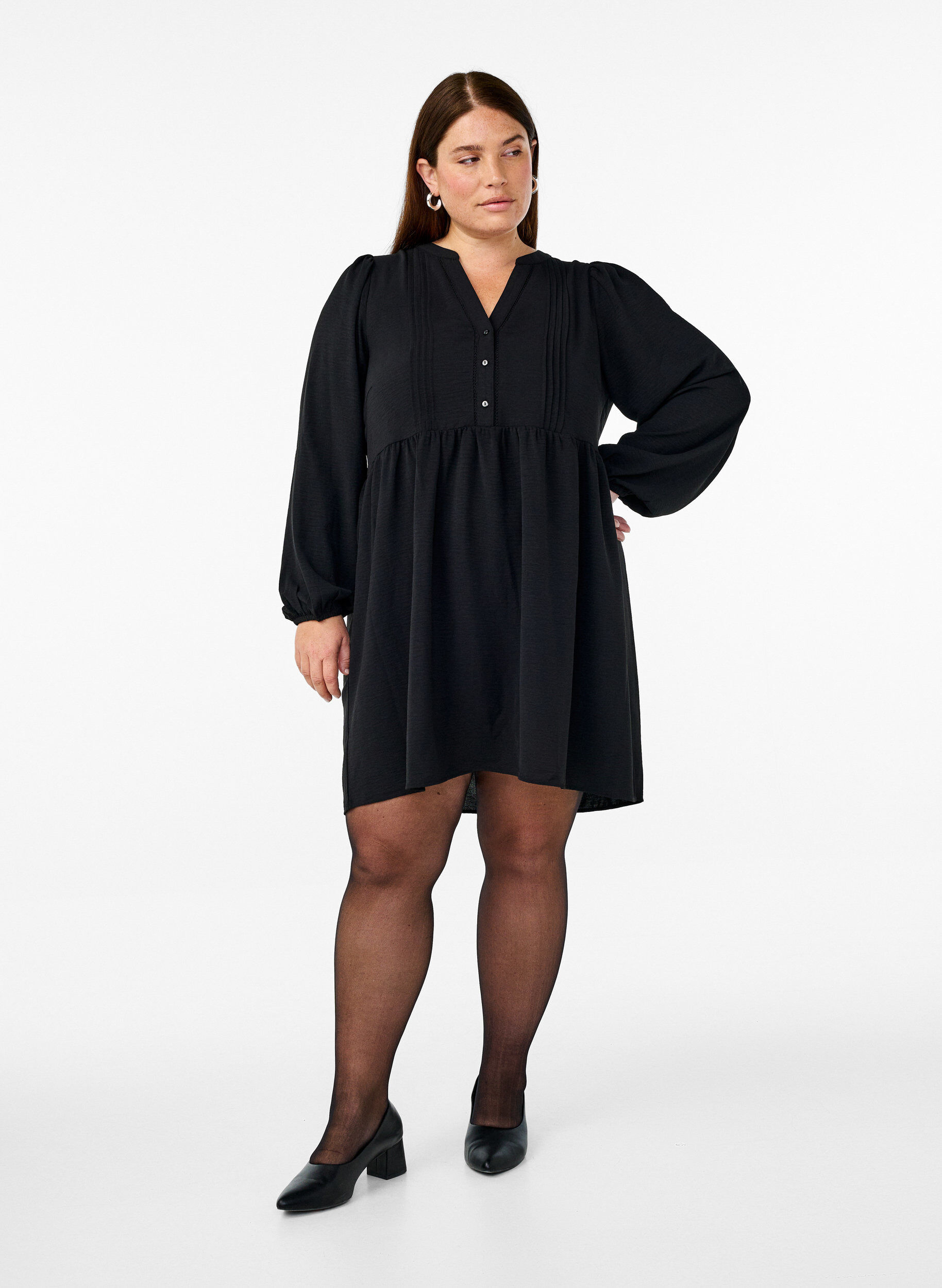 ZizziFLASH - Kurzes Kleid mit Falten und langen &Auml;rmeln, Schwarz, Model image number 1