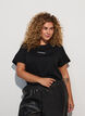 T-Shirt aus Baumwolle mit Text-Badge, Schwarz, Model image number 0