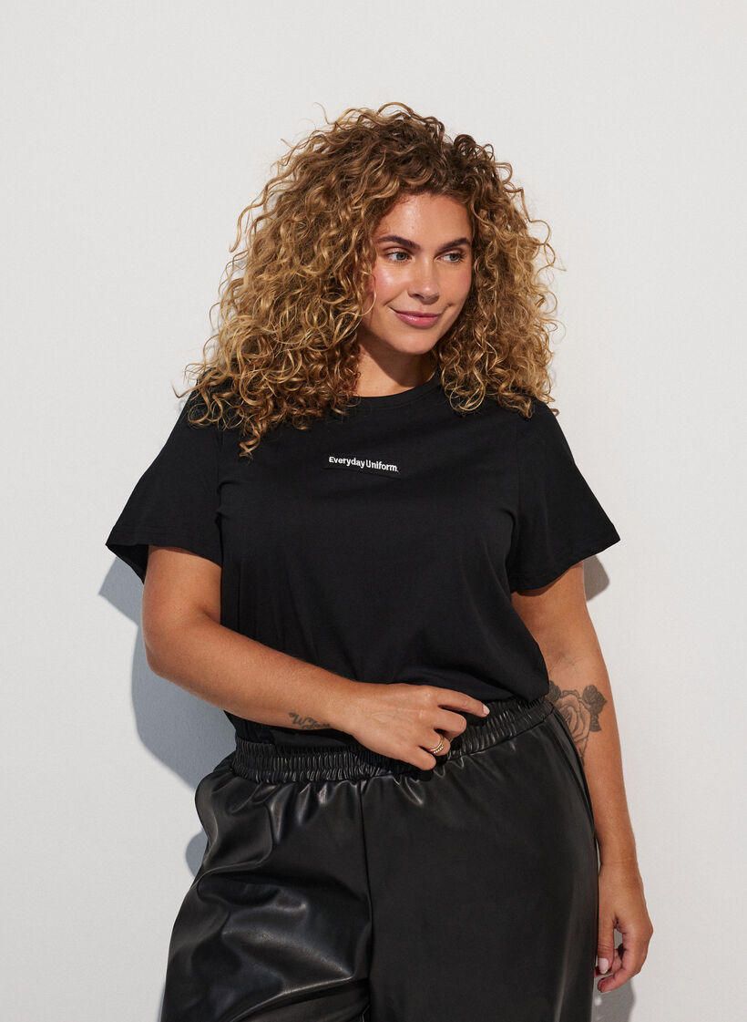 T-Shirt aus Baumwolle mit Text-Badge, Schwarz, Model image number 0