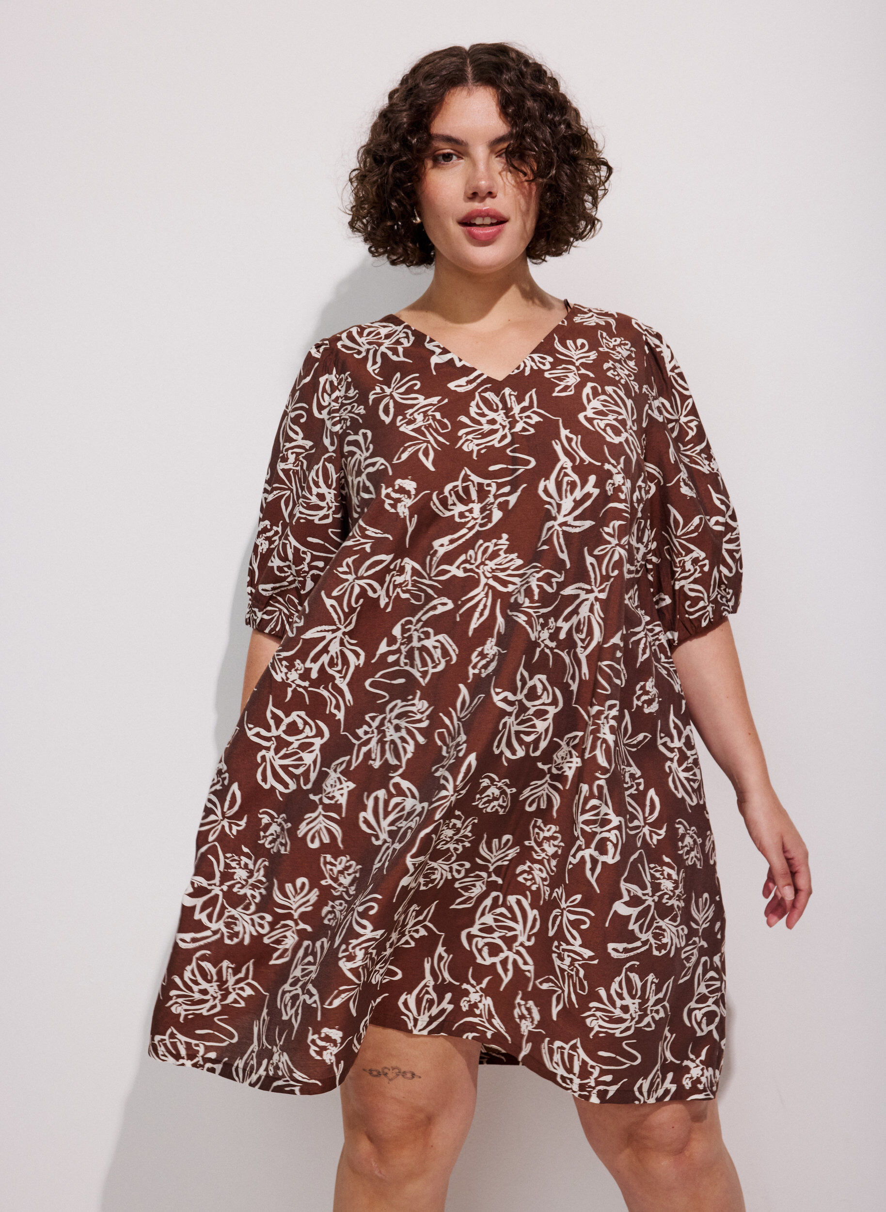 ZizziKurzes A-Linien-Kleid mit V-Ausschnitt, Braun, Image image number 0