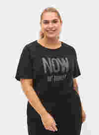 T-Shirt mit Nieten aus Bio-Baumwolle, Black NOW or never, Model