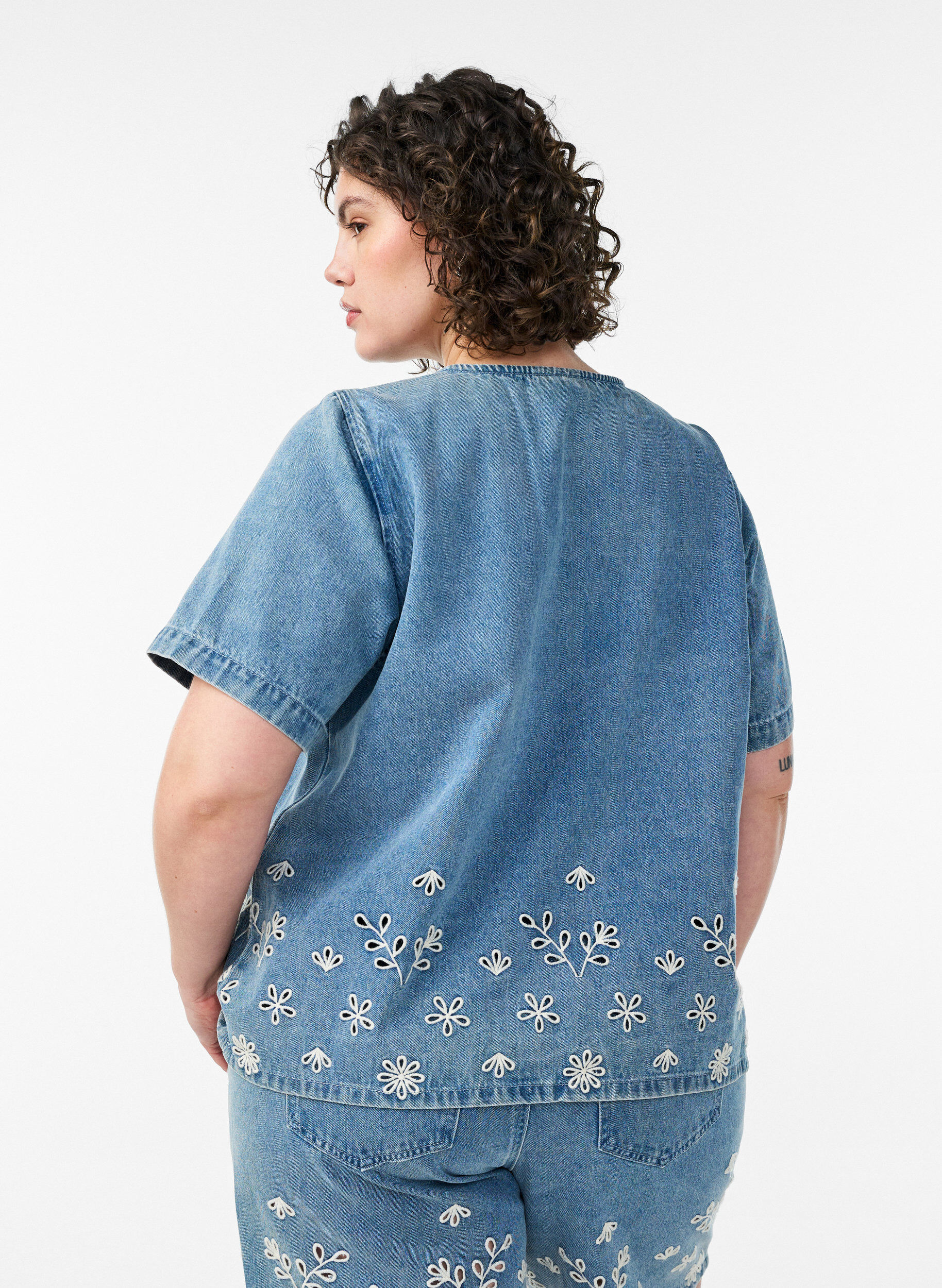 ZizziKurz&auml;rmelige Jeansbluse mit Lochstickerei, Blau, Model image number 2