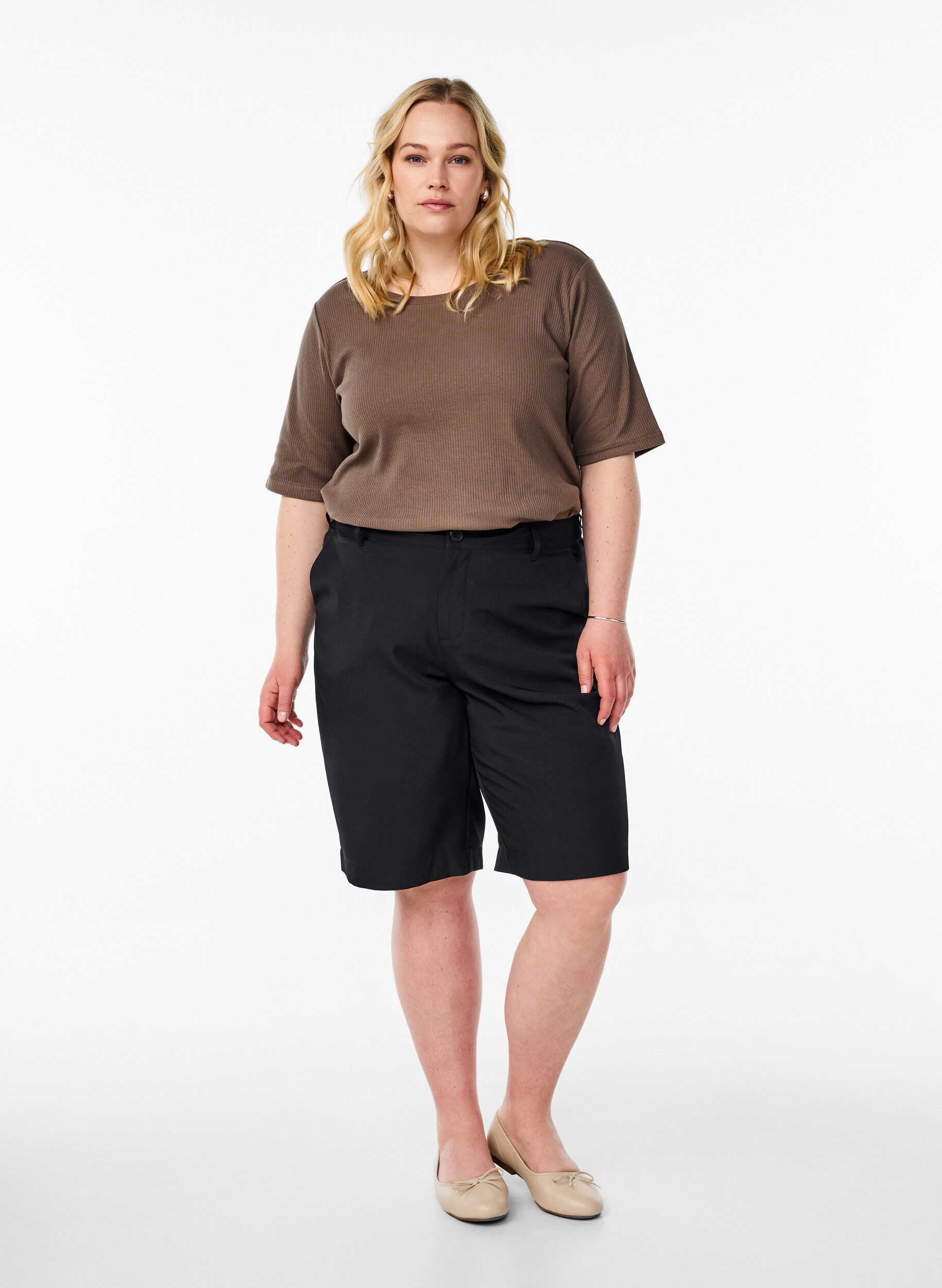 ZizziBluse aus geripptem Jersey mit kurzen &Auml;rmeln, Braun, Model image number 1