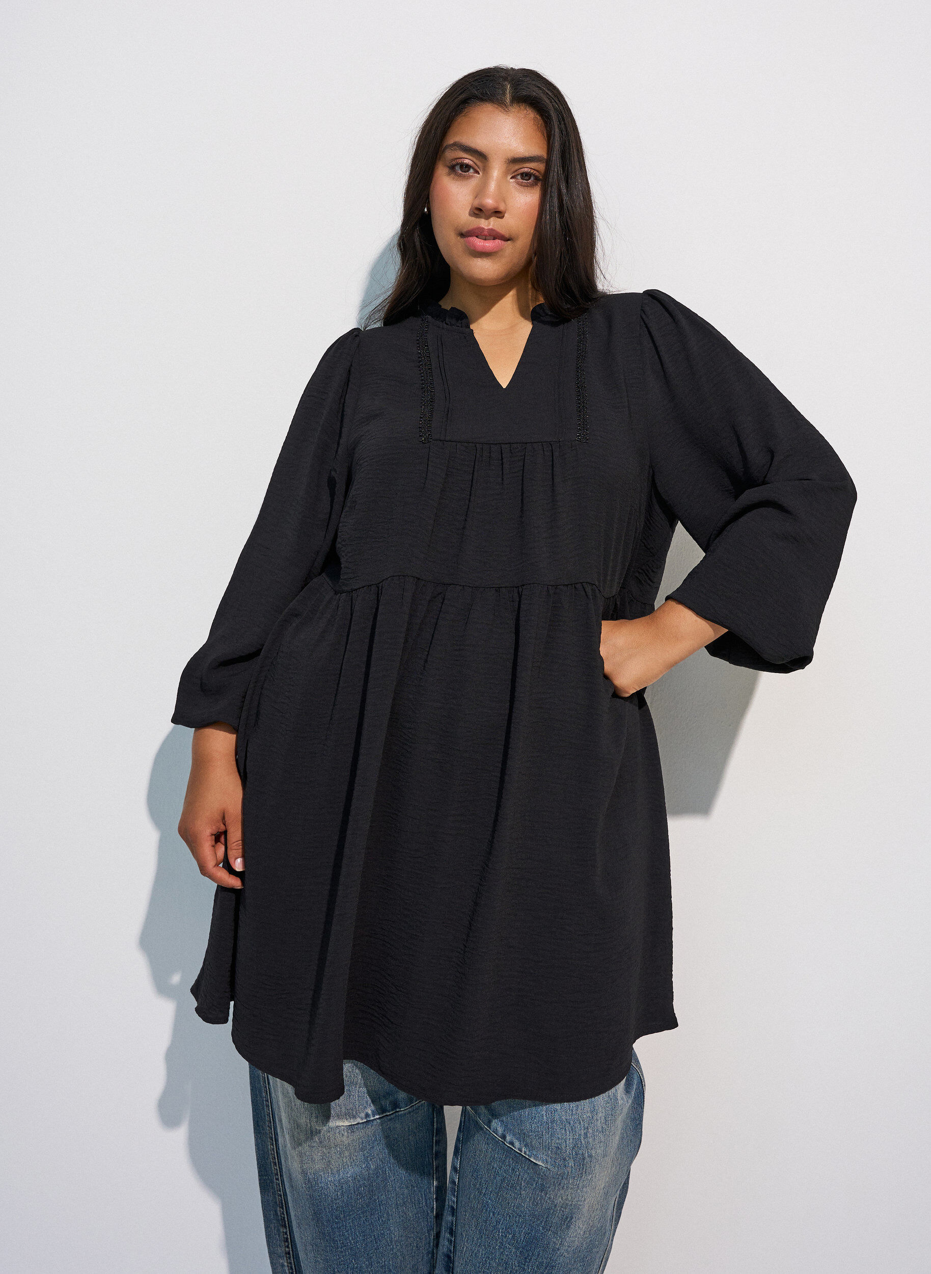 A-Linien-Kleid mit Empire-Linie, Schwarz, Model
