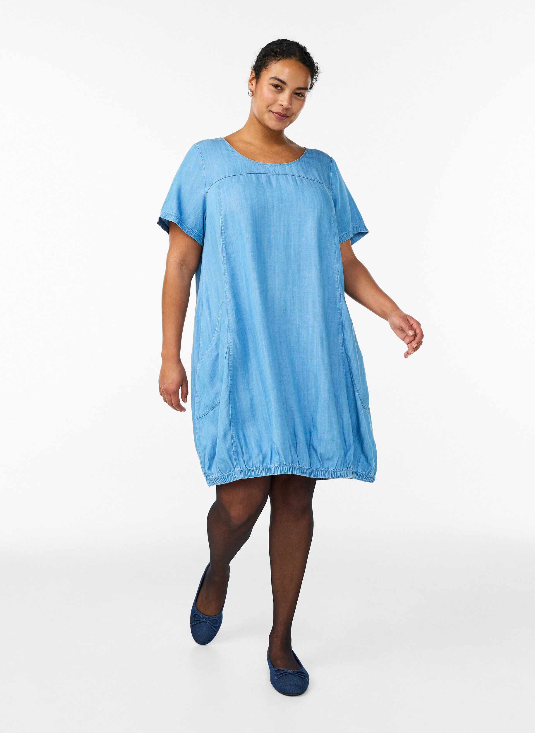 ZizziKurzes Kleid aus Lyocell-Denim mit Ballon-Passform, Blau, Model image number 1