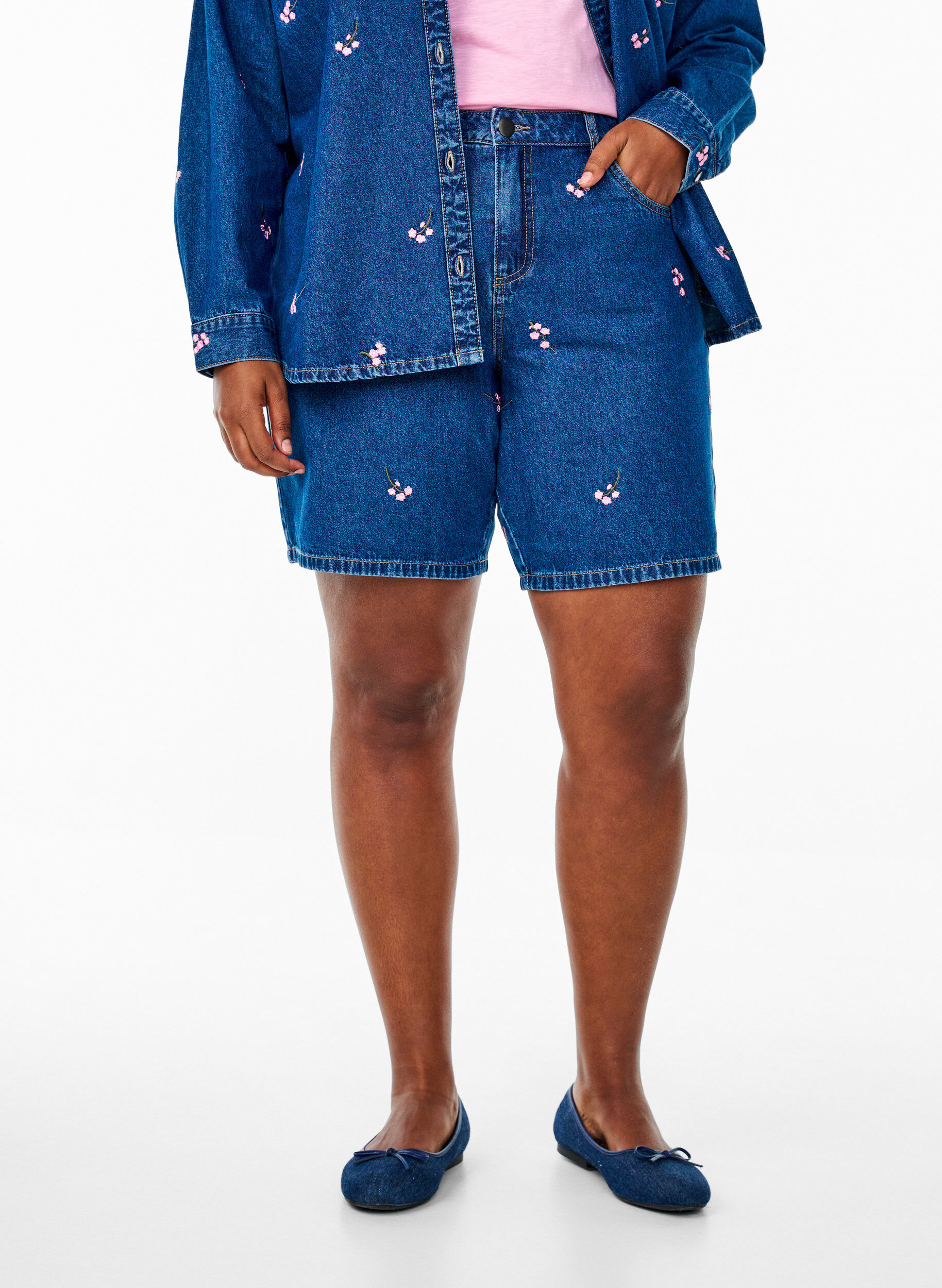 ZizziDenim-Shorts mit aufgestickten Blumen, Blau, Model image number 3