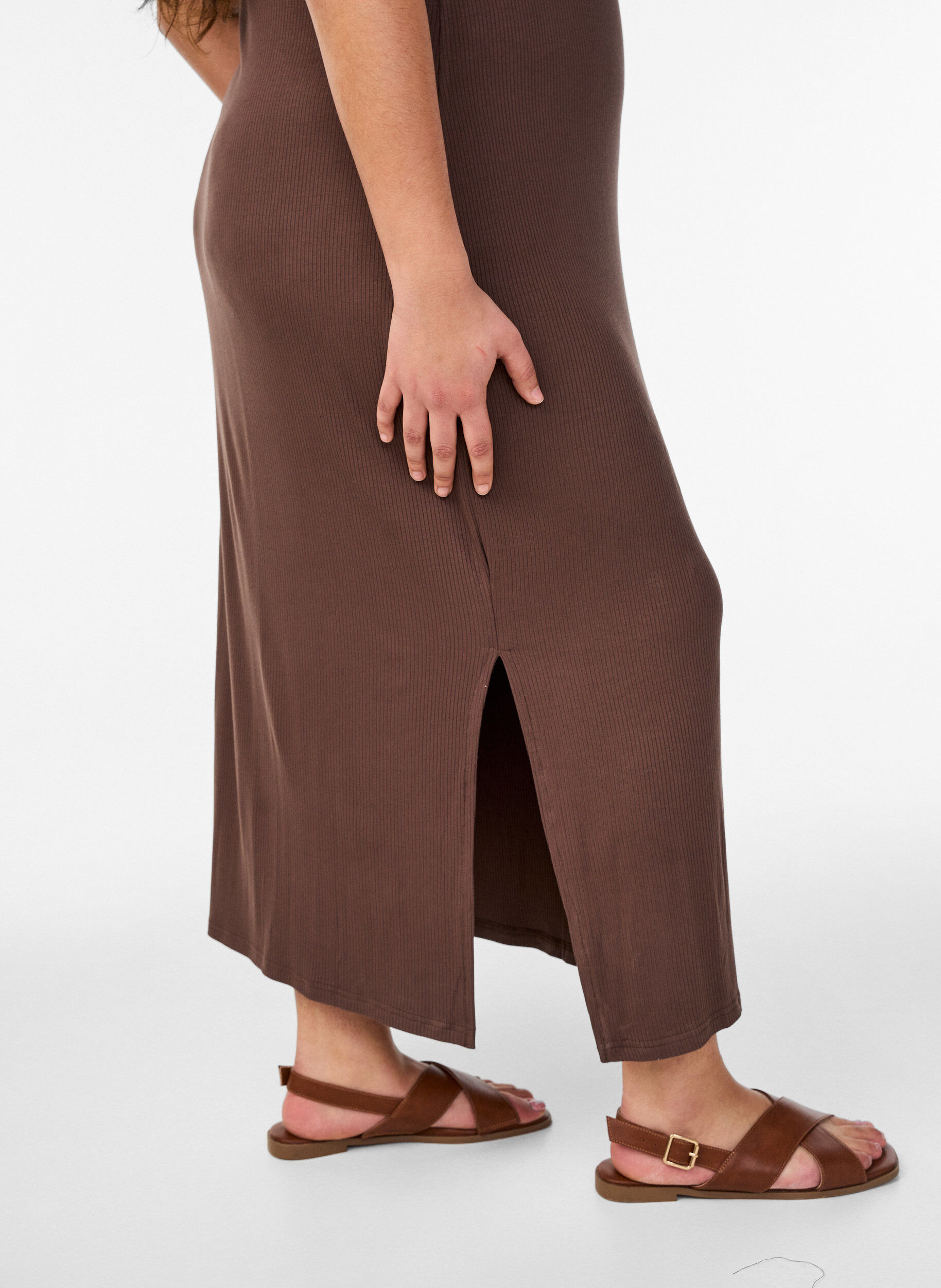 Zizzi&Auml;rmelloses geripptes Kleid aus Viskose, Braun, Model image number 2