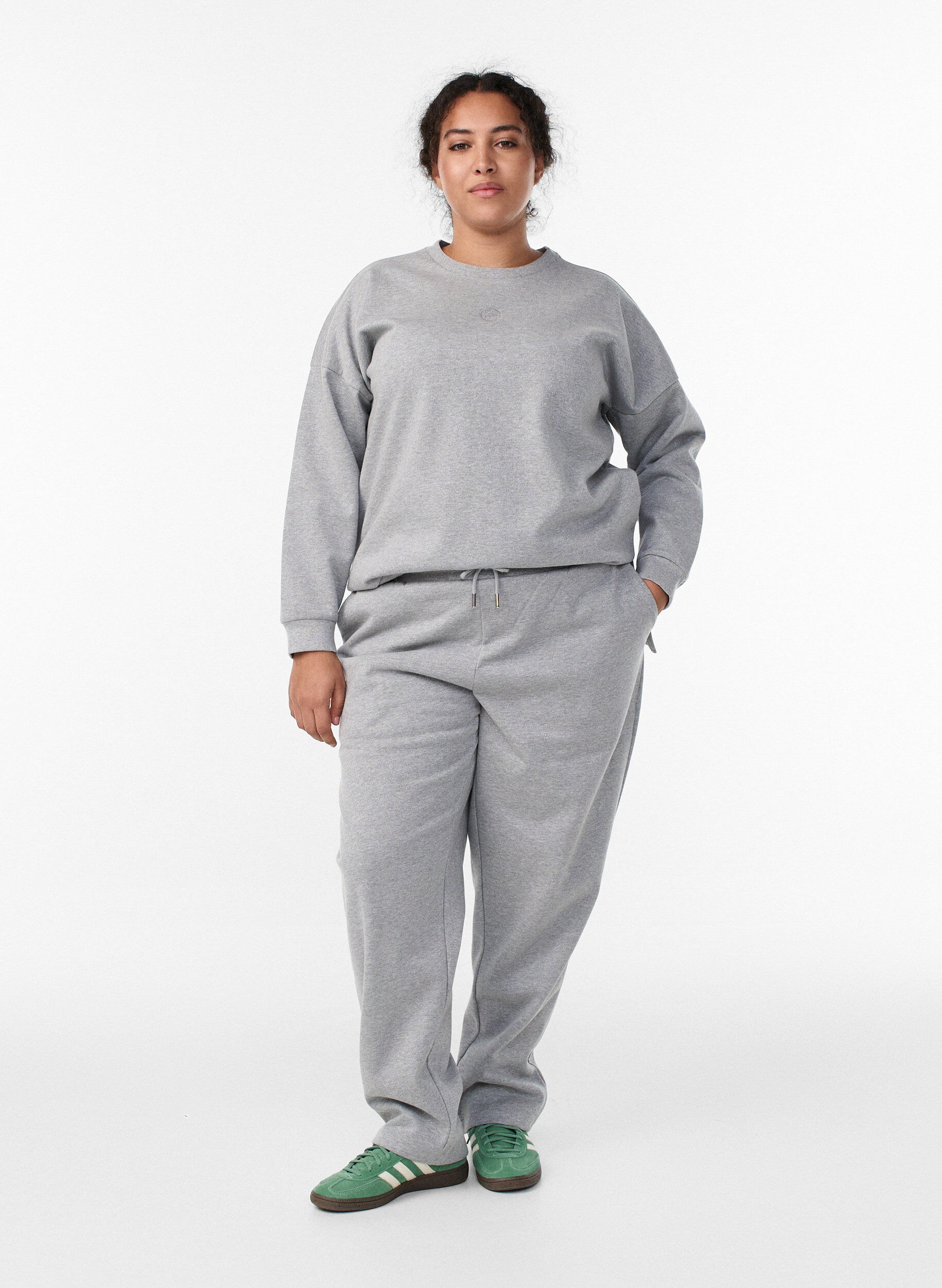 Sweathose mit hoher Taille und Glitzerfaden, Grau, Model