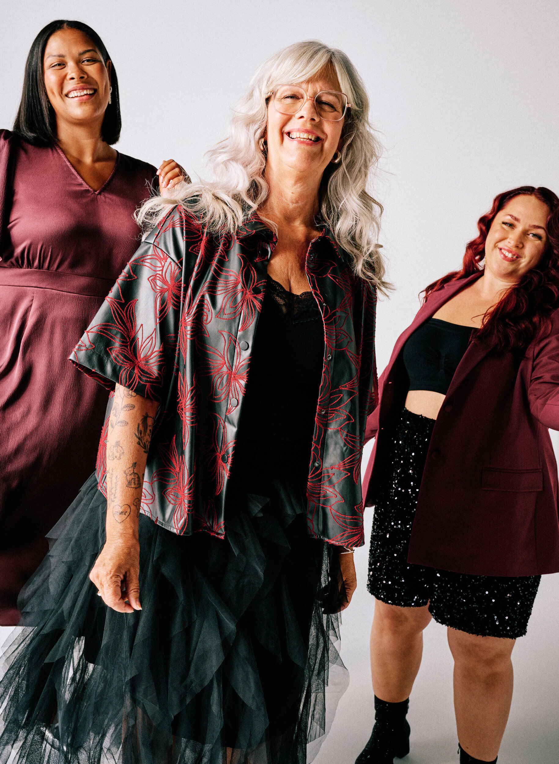 ZizziKurzes Hemd aus Kunstleder mit Kontraststickerei, Schwarz, Image image number 0