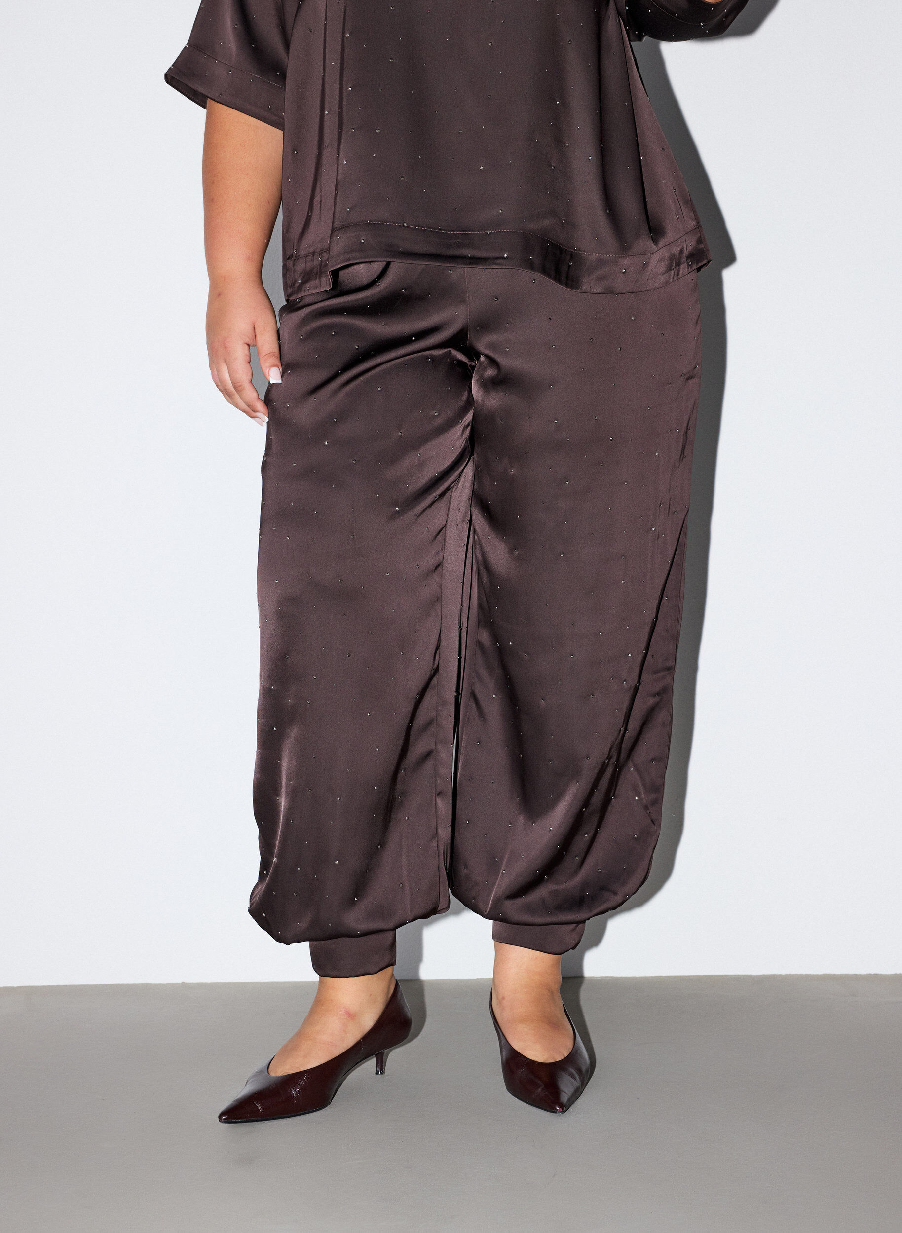 ZizziBallonhose aus Satin mit Strasssteinen, Braun, Model image number 2