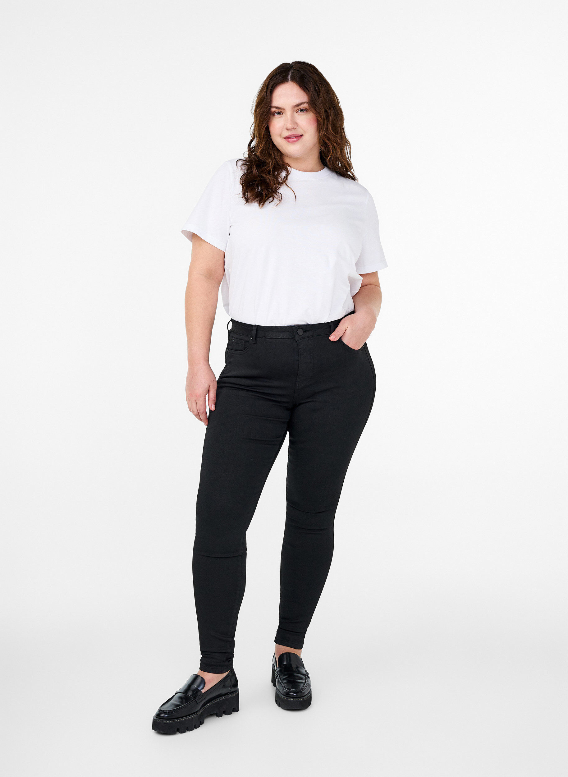 Stay Black Amy Jeans mit hoher Taille, Schwarz, Model